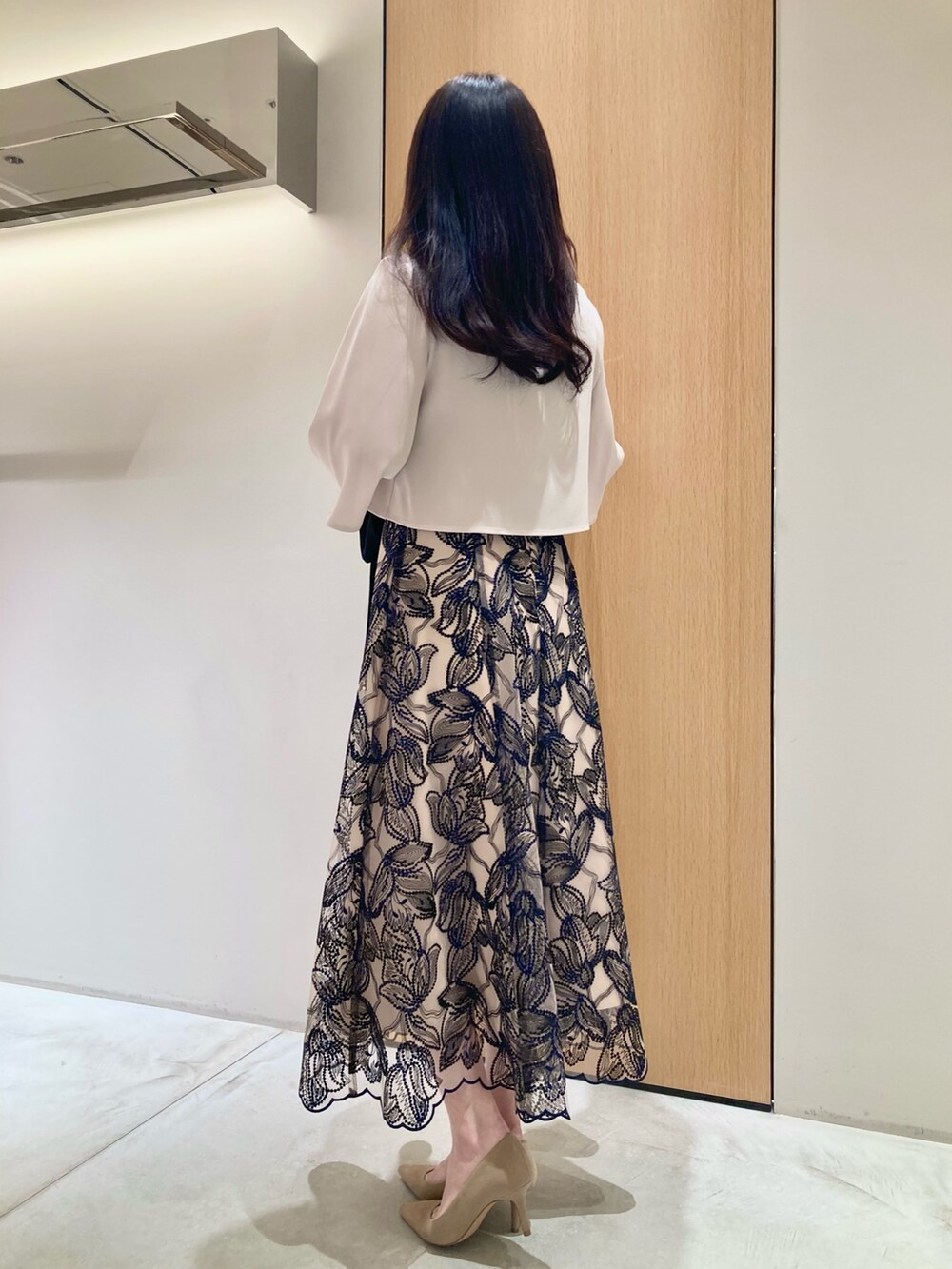 「アナイ(ANAYI)、オケージョン、結婚式、パーティースタイル、ドレス、ワンピース、ボレロ、レース、低身長、大人かわいい、オトナ女子、バッグ、ベージュ、ブラック、イヤリング」｜「ANAYIのパールフープイヤリング（イヤリング、ホワイト系）」を使った、Hasebe.tさん（レディース・154cm）の春コーディネートの3枚目の写真