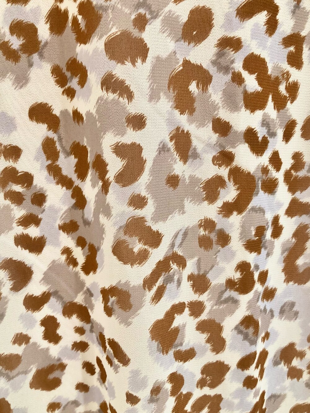 グレー系のワンピース、ピンク系のハンドバッグ、ゴールド系のリングを着用したレディースの秋コーディネートの9枚目の写真