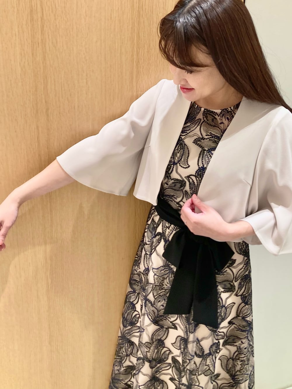 「アナイ(ANAYI)、オケージョン、結婚式、パーティースタイル、ドレス、ワンピース、ボレロ、レース、低身長、大人かわいい、オトナ女子、バッグ、ベージュ、ブラック、イヤリング」｜「ANAYIのパールフープイヤリング（イヤリング、ホワイト系）」を使った、Hasebe.tさん（レディース・154cm）の春コーディネートの4枚目の写真