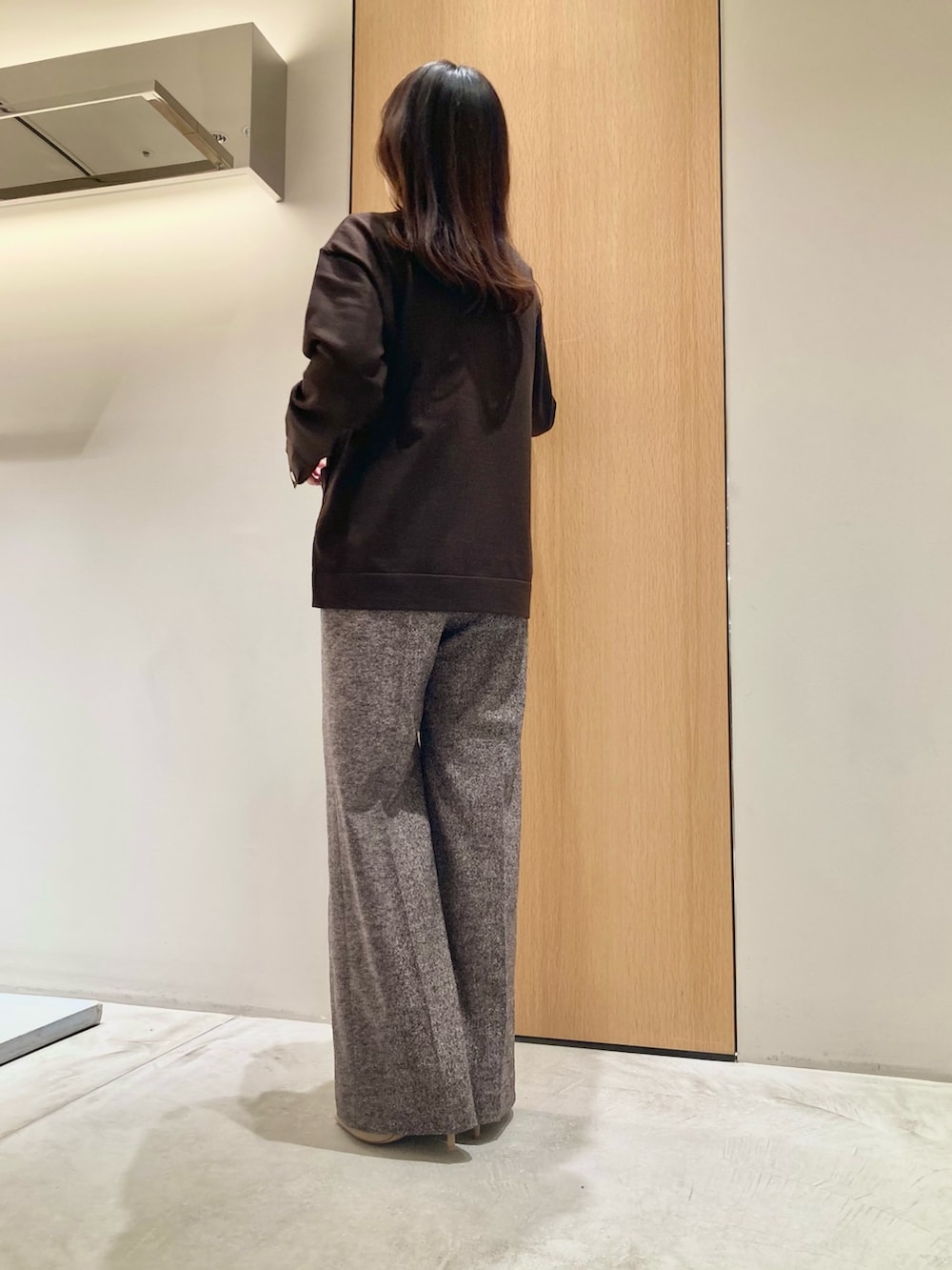 ブラウン系のニット/セーター、ベージュ系のキャミソール、ブラウン系のその他パンツを着用したレディースの秋コーディネートの2枚目の写真