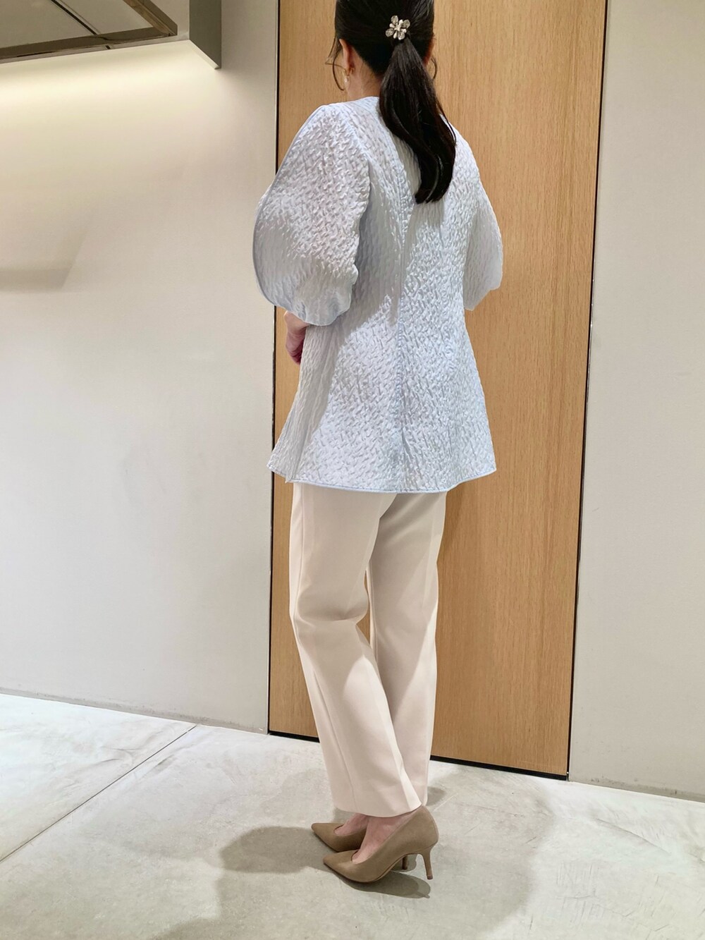 ベージュ系のトートバッグ、ブルー系のシャツ/ブラウス、ホワイト系のその他パンツを着用したレディースの冬コーディネートの2枚目の写真