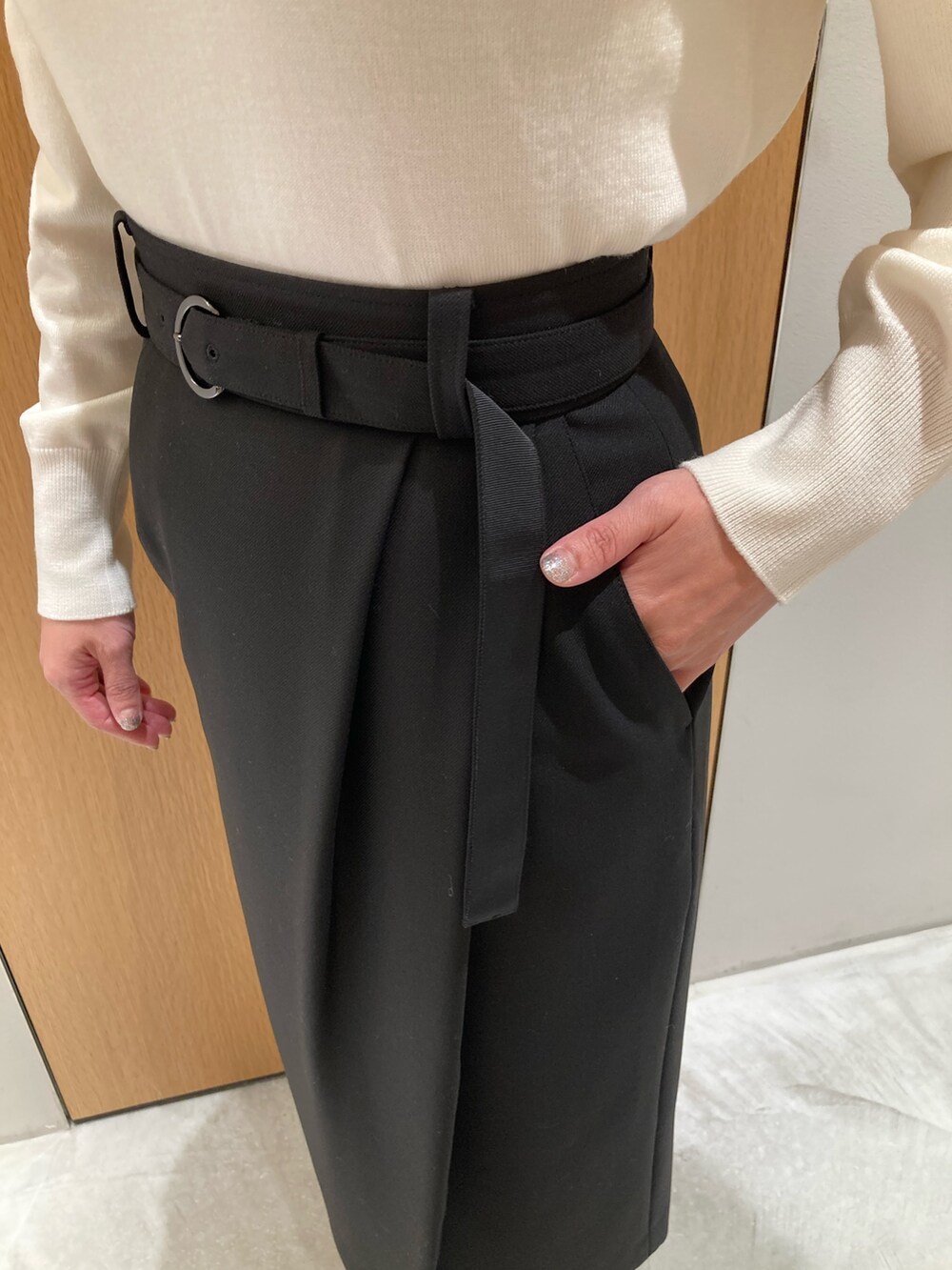 「アナイ(ANAYI)、冬アウター、大人コーデ、オトナカジュアル、大人可愛い、モノトーン、あったかコーデ、ニット/セーター、きれいめコーディネート、低身長コーデ、スカート、ダウンジャケット、オトナ女子、オトナカワイイ、おとなコーデ」｜「ANAYIのスプリングメリノハイネックプルオーバー（ニット/セーター、ホワイト系）」を使った、Hasebe.tさん（レディース・154cm）の冬コーディネートの9枚目の写真