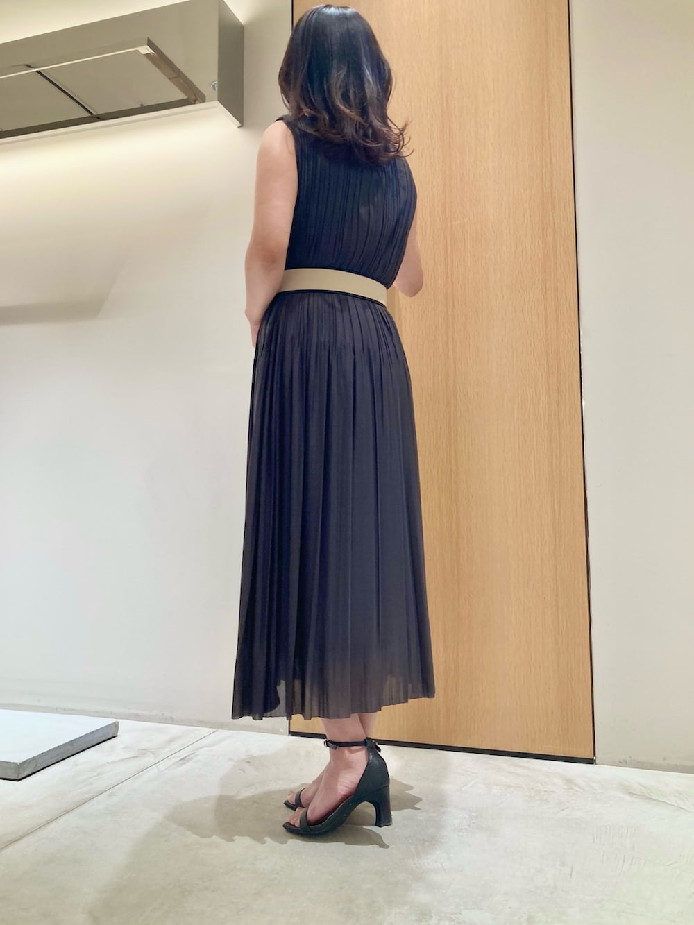 「アナイ(ANAYI)、シンプルコーデ、ワンピース、きれいめカジュアル、休日スタイル、お出かけコーデ、低身長コーデ、夏コーデ、ラクチンコーデ、カジュアルスタイル、キレイめカジュアル、大人かわいい、チャコールグレー、プリーツ、オトナカジュアル」｜「ANAYIのソフトジャージプリーツ ワンピース（ワンピース、グレー系）」を使った、Hasebe.tさん（レディース・154cm）の春コーディネートの3枚目の写真