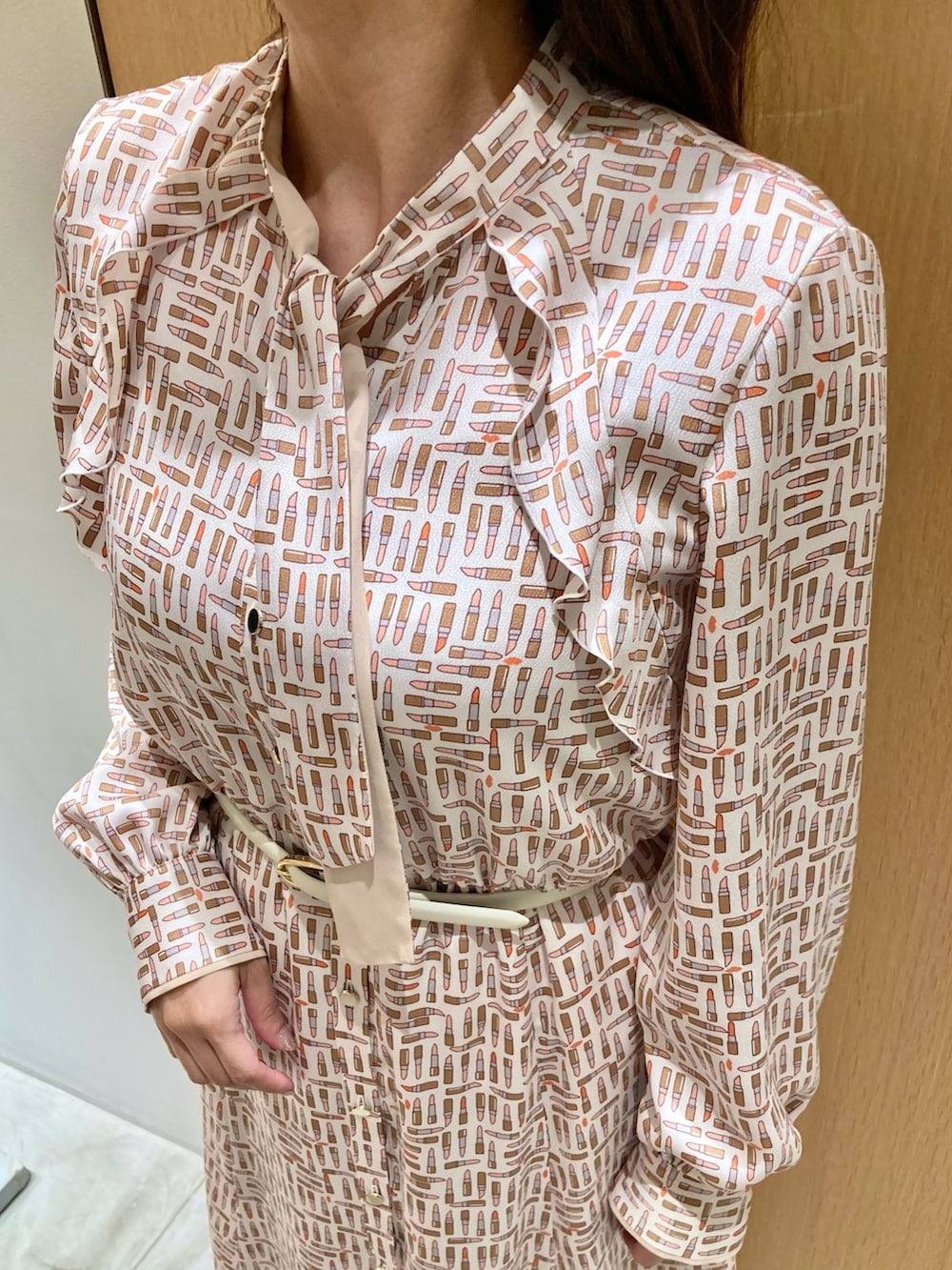 ベージュ系のその他アウター、ベージュ系のワンピース、ホワイト系のベルトを着用したレディースの秋コーディネートの4枚目の写真