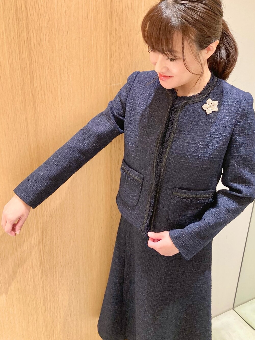 「アナイ(ANAYI)、ジャケット、ワンピース、セットアップ、ネイビー、ツイード、オケージョン、結婚式、七五三、低身長コーデ、きちんとスタイル、スーツスタイル、エレガント、上品、キレイめ」｜「ANAYIのアートフラワービジューブローチ（ブローチ/コサージュ、シルバー系）」を使った、Hasebe.tさん（レディース・154cm）の秋コーディネートの4枚目の写真