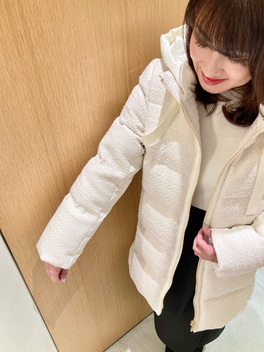 「アナイ(ANAYI)、冬アウター、大人コーデ、オトナカジュアル、大人可愛い、モノトーン、あったかコーデ、ニット/セーター、きれいめコーディネート、低身長コーデ、スカート、ダウンジャケット、オトナ女子、オトナカワイイ、おとなコーデ」｜「ANAYIのスプリングメリノハイネックプルオーバー（ニット/セーター、ホワイト系）」を使った、Hasebe.tさん（レディース・154cm）の冬コーディネートの5枚目の写真