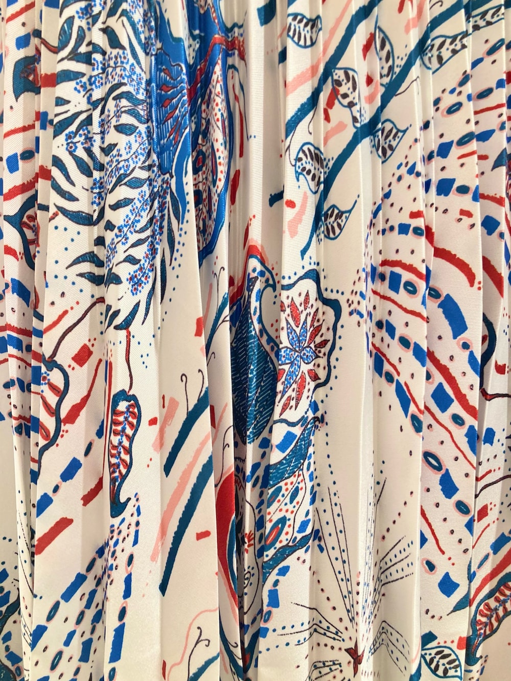 グレー系のニット/セーター、ブルー系のスカート、ホワイト系のネックレスを着用したレディースの夏コーディネートの8枚目の写真