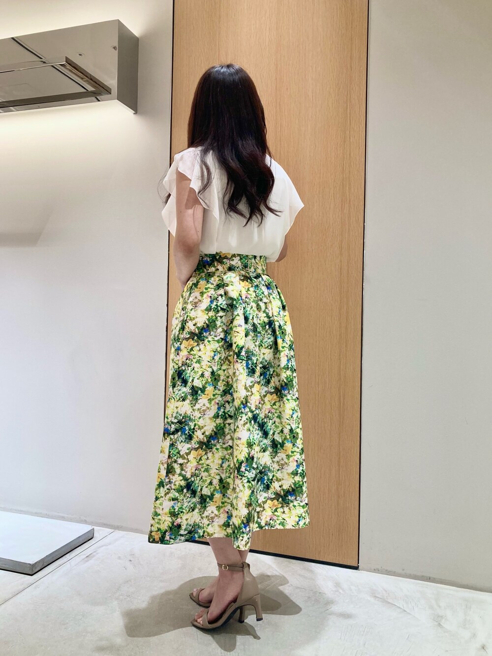 ホワイト系のその他トップス、グリーン系のスカート、ゴールド系のイヤリングを着用したレディースの夏コーディネートの3枚目の写真