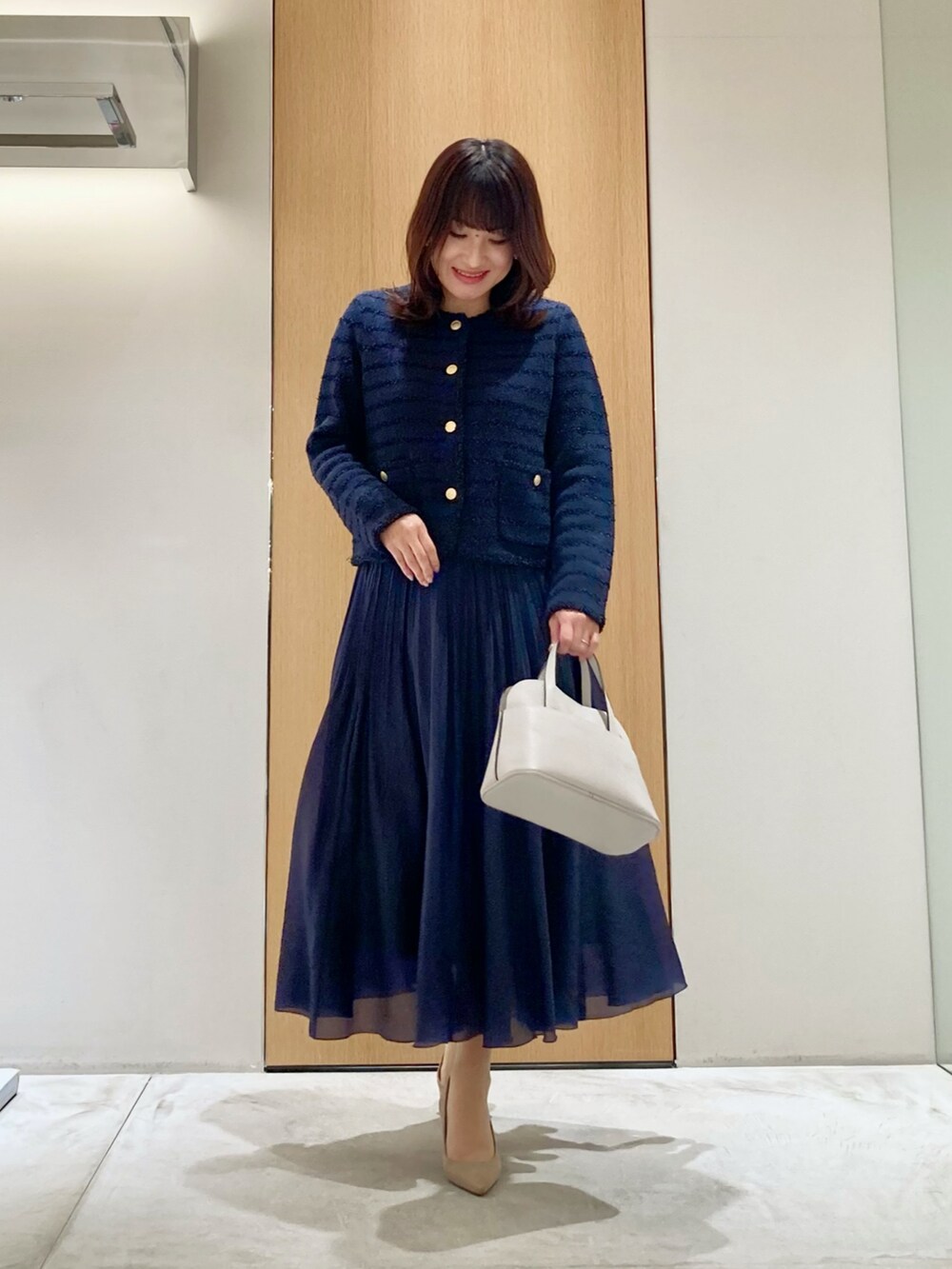 「アナイ(ANAYI)、春、おでかけコーデ、キレイめカジュアル、カーディガン、ジャケット、ツィード、ネイビー、オケージョン、お出かけコーデ、卒業式、入学式、フェミニン、低身長」｜「ANAYIのペーパーシャギーモール ジャケット カーディガン（カーディガン/ボレロ、ブルー系）」を使った、Hasebe.tさん（レディース・154cm）の春コーディネートの2枚目の写真