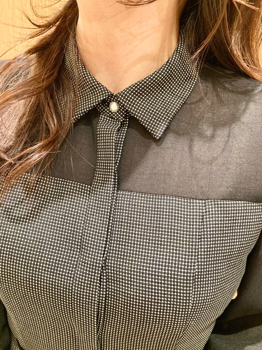 「アナイ(ANAYI)、モノトーン、ワンピース、デートコーデ、お出かけコーデ、秋冬コーデ、大人かわいい、ワンピーススタイル、低身長女子、シアー、大人カジュアル、オトナカワイイ、ベルト、バッグ、ブラック」｜「ANAYIのシアーコンビフレア ワンピース（シャツワンピース、ブラック系）」を使った、Hasebe.tさん（レディース・154cm）の秋コーディネートの4枚目の写真