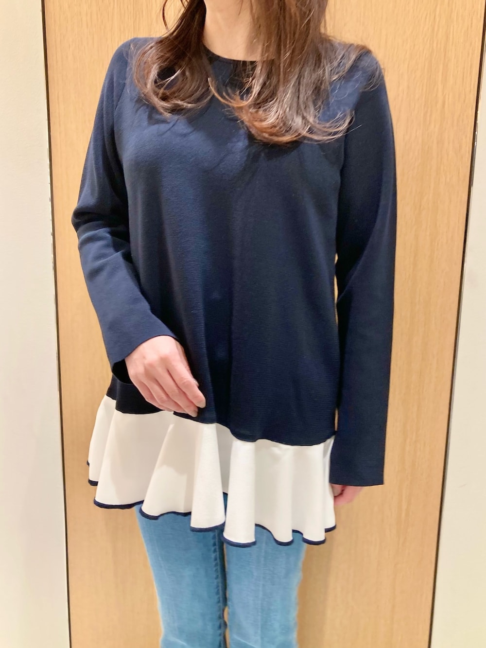 「アナイ(ANAYI)、春のNewスタイル、ピンク、春服コーデ、リラックススタイル、お出かけコーデ、楽チンコーデ、カジュアルコーデ、デニム、ネイビー、バッグ、低身長、大人女子、大人カジュアル、シンプルコーデ」｜「ANAYIのフラワーパールコンビイヤリング（イヤリング、ゴールド系）」を使った、Hasebe.tさん（レディース・154cm）の春コーディネートの5枚目の写真