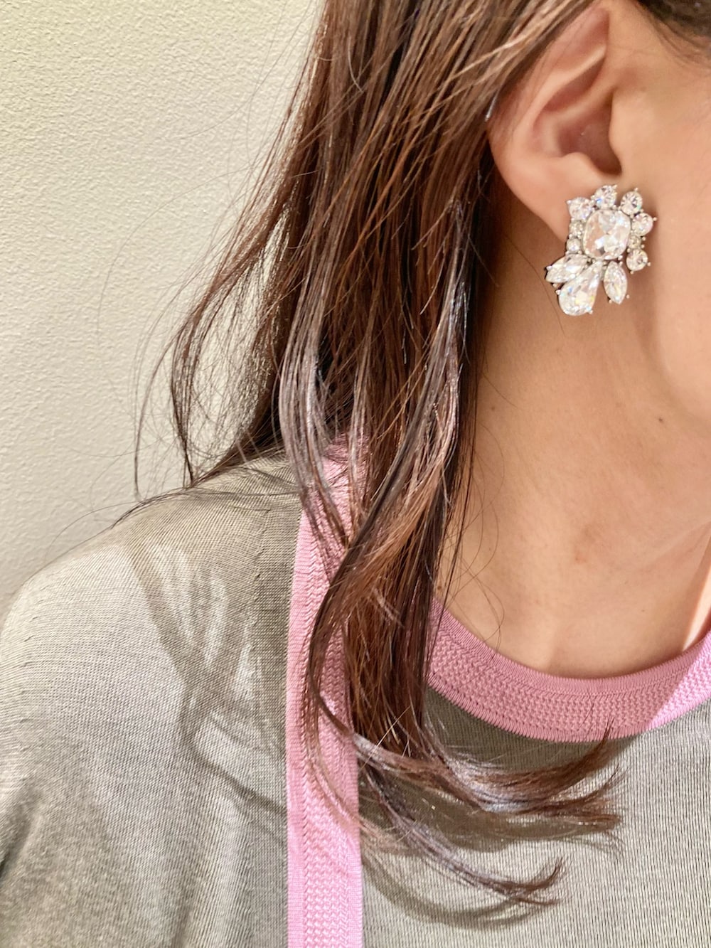 ベージュ系のカーディガン/ボレロ、ベージュ系のニット/セーター、パープル系のスカートを着用したレディースの秋コーディネートの10枚目の写真