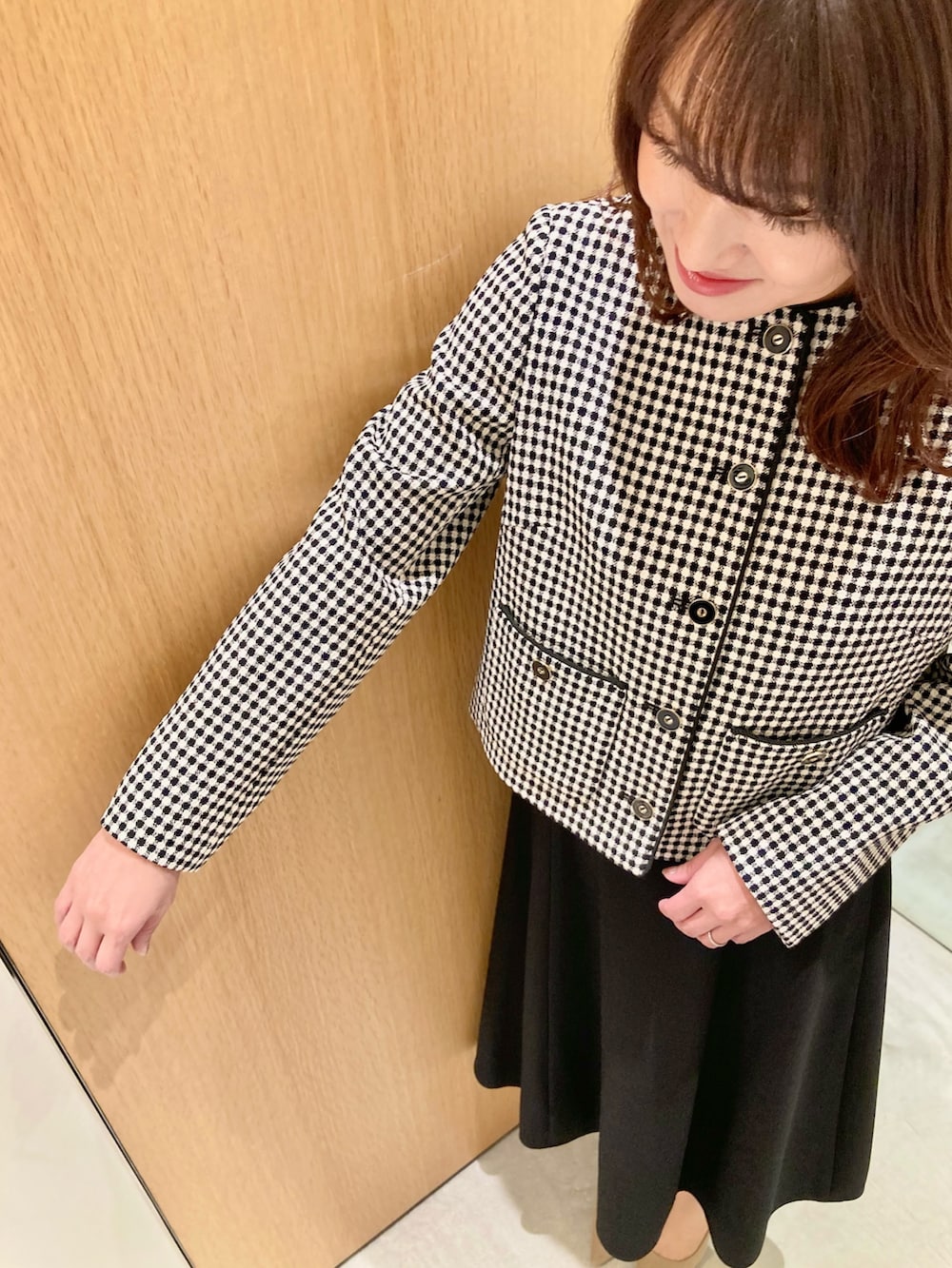 「アナイ(ANAYI)、ジャケット、春コーデ、大人かわいい、大人ファッション、春服コーデ、おでかけコーデ、モノトーンコーデ、低身長女子、きれいめコーディネート、スカート、キレイめ、ブラック、オトナ女子、オトナカワイイ」｜「ANAYIの【セットアップ対応商品ドビーツイードクルー ジャケット（ノーカラージャケット、ブラック系）」を使った、Hasebe.tさん（レディース・154cm）の春コーディネートの6枚目の写真