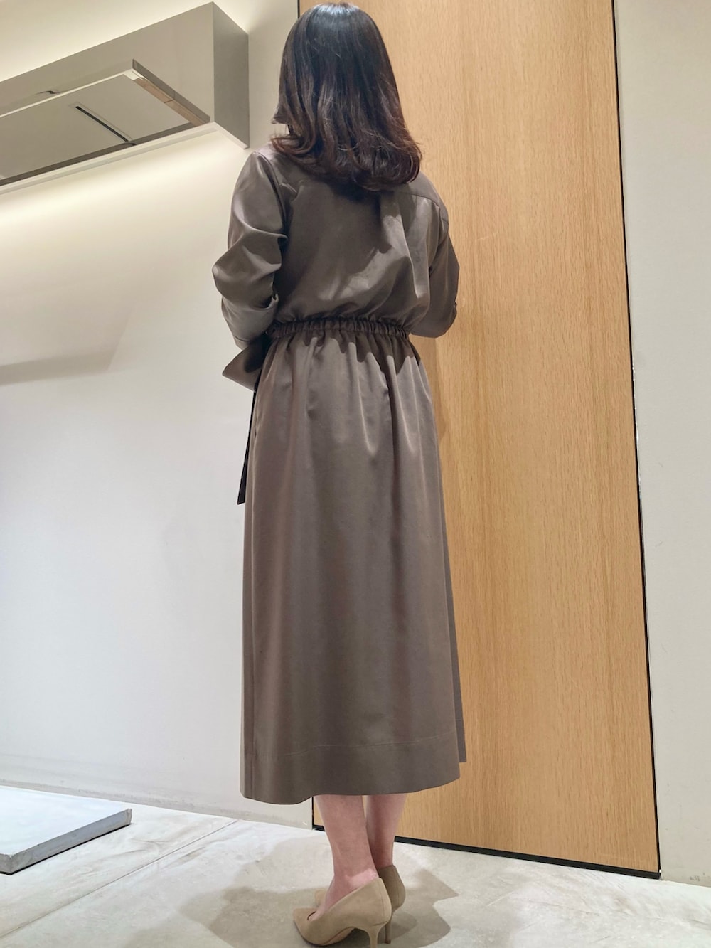 「アナイ(ANAYI)、春コーデ、オトナカジュアル、大人かわいい、大人ファッション、春服コーデ、おでかけコーデ、シンプルスタイル、楽チンコーデ、きれいめコーディネート、ワンピーススタイル、カーキ、カシュクール、低身長、オトナ女子」｜「ANAYIのテンセルツイルカシュクールワンピース（ワンピース、グリーン系）」を使った、Hasebe.tさん（レディース・154cm）の春コーディネートの3枚目の写真