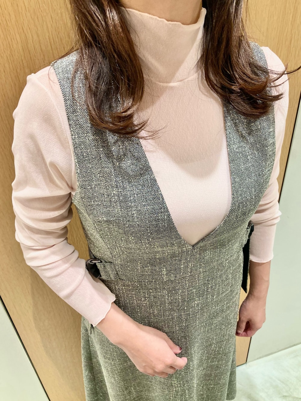 グレー系のワンピース、ピンク系のTシャツ/カットソー、ピンク系のハンドバッグを着用したレディースの秋コーディネートの4枚目の写真