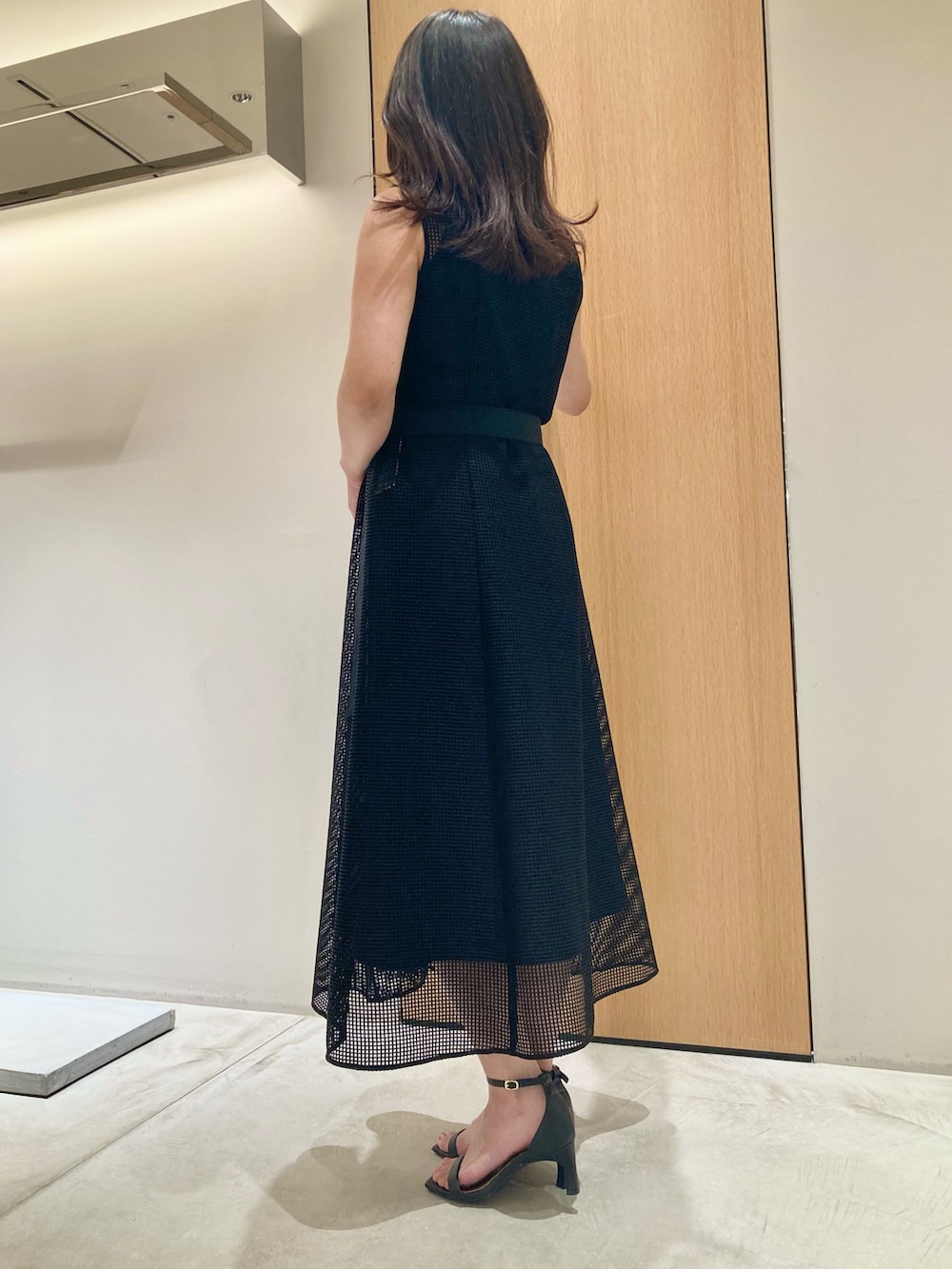 「アナイ(ANAYI)、ノースリーブ、お出かけコーデ、ワンピース、シンプルコーデ、きれいめカジュアル、夏コーデ、オトナカジュアル、オトナカワイイ、ブラック、メッシュ、低身長、オトナ女子、デートコーデ」｜「ANAYIのメッシュポケットコンビ ワンピース（ワンピース、ブラック系）」を使った、Hasebe.tさん（レディース・154cm）の夏コーディネートの3枚目の写真