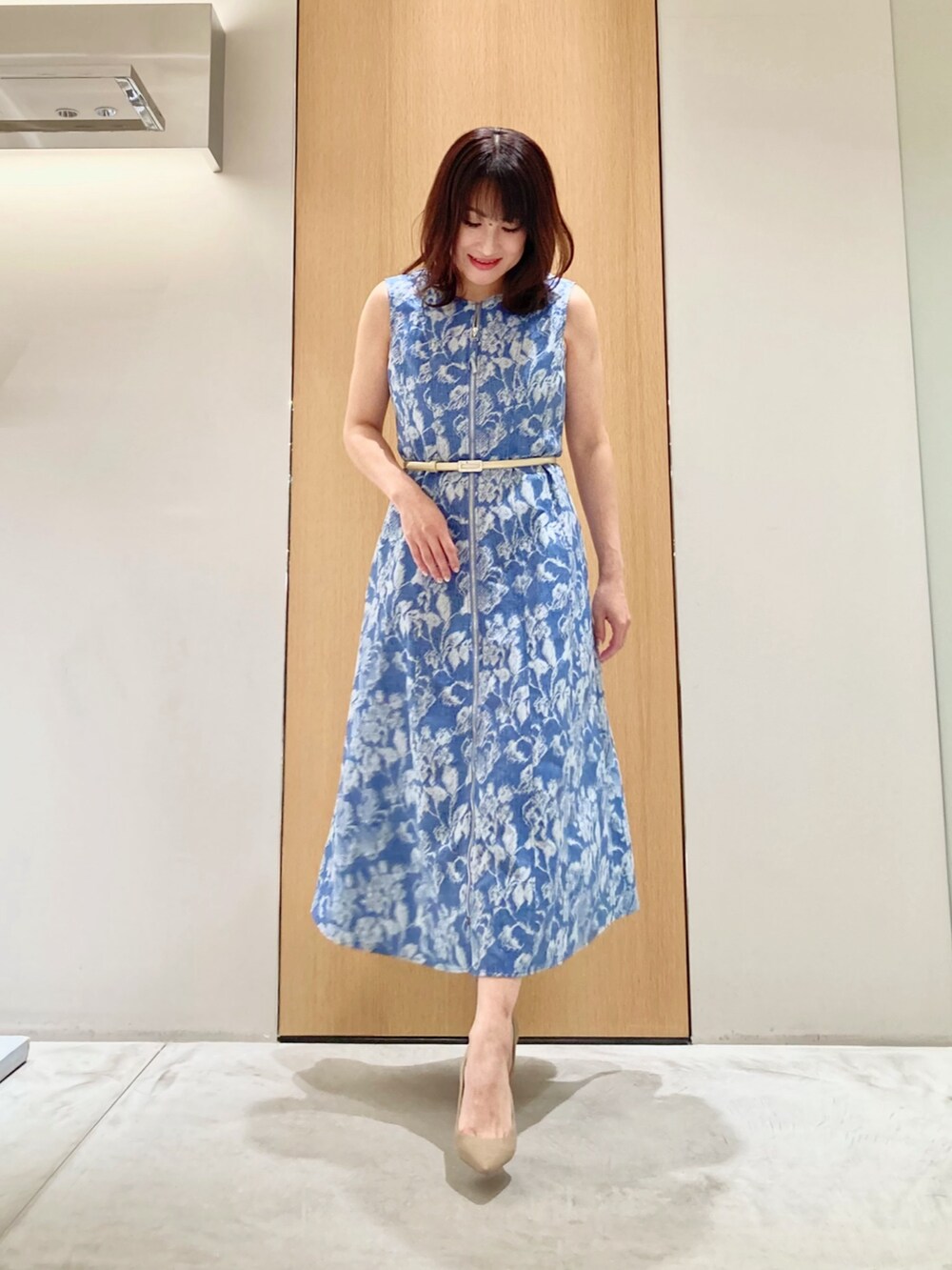 「アナイ(ANAYI)、シャツスタイル、シアートップス、春服コーデ、大人可愛い、大人コーデ、大人カジュアルコーデ、大人かわいい、春カラー、春先取り、オトナカワイイ、ワンピース、デニム、ジャガード、ブルー」｜「ANAYIのハードオーガンジーノーカラーブルゾン（その他アウター、ベージュ系）」を使った、Hasebe.tさん（レディース・154cm）の春コーディネートの8枚目の写真