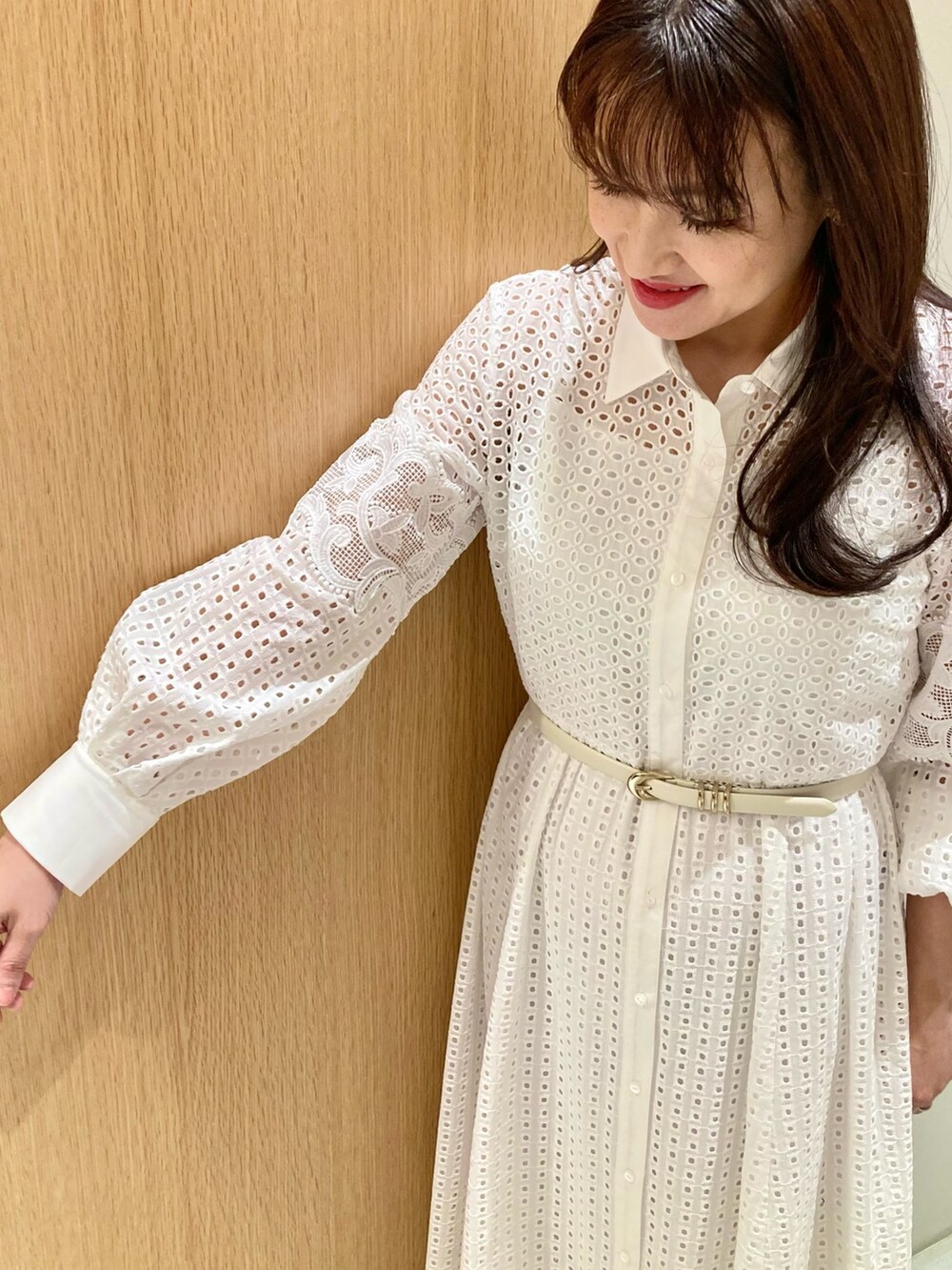 「アナイ(ANAYI)、春色、お出かけコーデ、オトナ女子、低身長女子、オトナカワイイ、ワンピーススタイル、ワンピース、レース、ホワイト、ベルト、フェミニン、バッグ、大人可愛い、休日スタイル」｜「ANAYIのリーフモチーフイヤリング（イヤリング、ゴールド系）」を使った、Hasebe.tさん（レディース・154cm）の春コーディネートの6枚目の写真