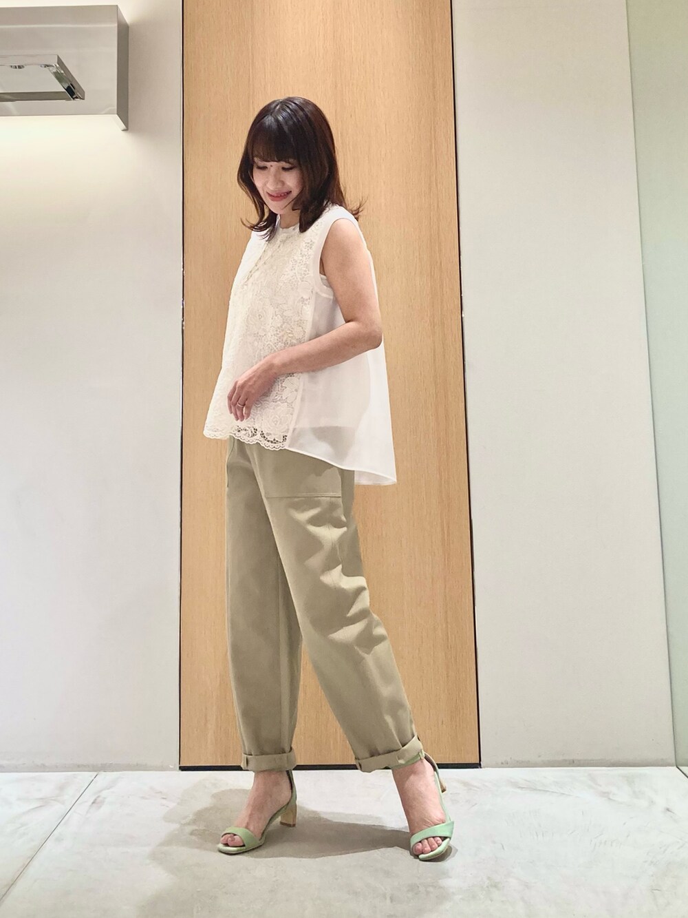 「アナイ(ANAYI)、きれいめカジュアル、休日スタイル、シアートップス、お出かけコーデ、低身長コーデ、夏コーデ、カジュアルスタイル、キレイめカジュアル、低身長女子、大人かわいい、キレイめ、パンツ、レース、オトナカジュアル」｜「ANAYIのケミカルレースフレアブラウス（シャツ/ブラウス、ホワイト系）」を使った、Hasebe.tさん（レディース・154cm）の春コーディネートの3枚目の写真