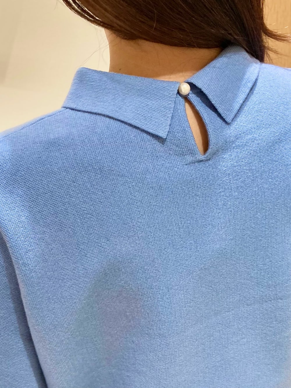 ブルー系のニット/セーター、ブルー系のハンドバッグ、ブルー系のスカートを着用したレディースの秋コーディネートの7枚目の写真