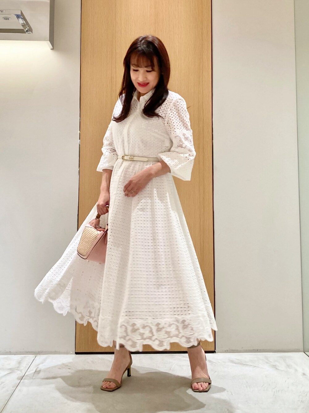「アナイ(ANAYI)、春色、お出かけコーデ、オトナ女子、低身長女子、オトナカワイイ、ワンピーススタイル、ワンピース、レース、ホワイト、ベルト、フェミニン、バッグ、大人可愛い、休日スタイル」｜「ANAYIのリーフモチーフイヤリング（イヤリング、ゴールド系）」を使った、Hasebe.tさん（レディース・154cm）の春コーディネートの2枚目の写真