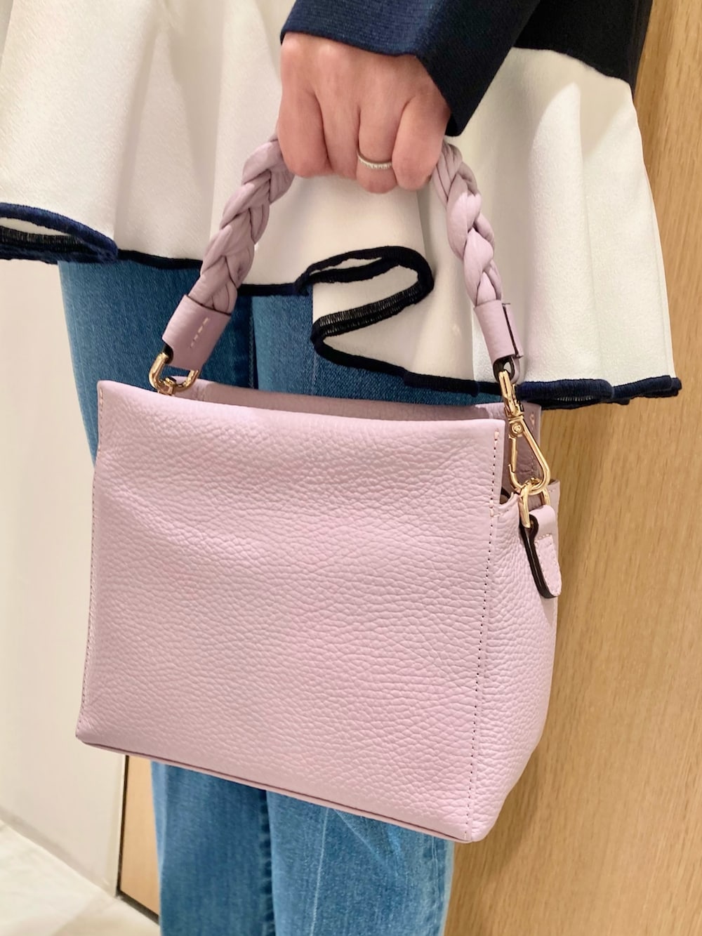 「アナイ(ANAYI)、春のNewスタイル、ピンク、春服コーデ、リラックススタイル、お出かけコーデ、楽チンコーデ、カジュアルコーデ、デニム、ネイビー、バッグ、低身長、大人女子、大人カジュアル、シンプルコーデ」｜「ANAYIのフラワーパールコンビイヤリング（イヤリング、ゴールド系）」を使った、Hasebe.tさん（レディース・154cm）の春コーディネートの9枚目の写真