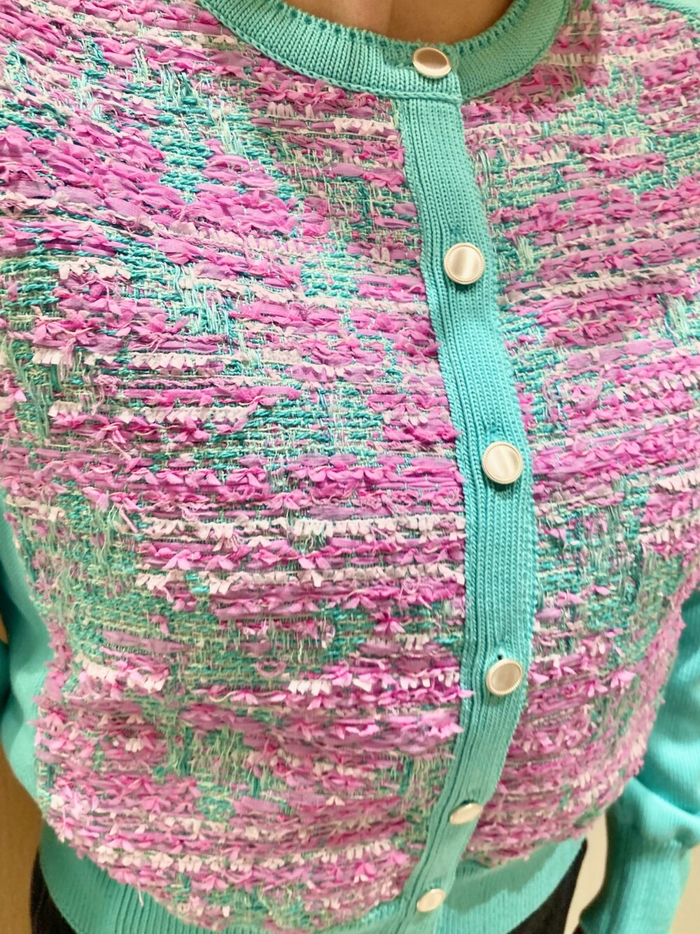 グリーン系のカーディガン/ボレロ、ホワイト系のハンドバッグ、ブルー系のデニムスカートを着用したレディースの冬コーディネートの5枚目の写真