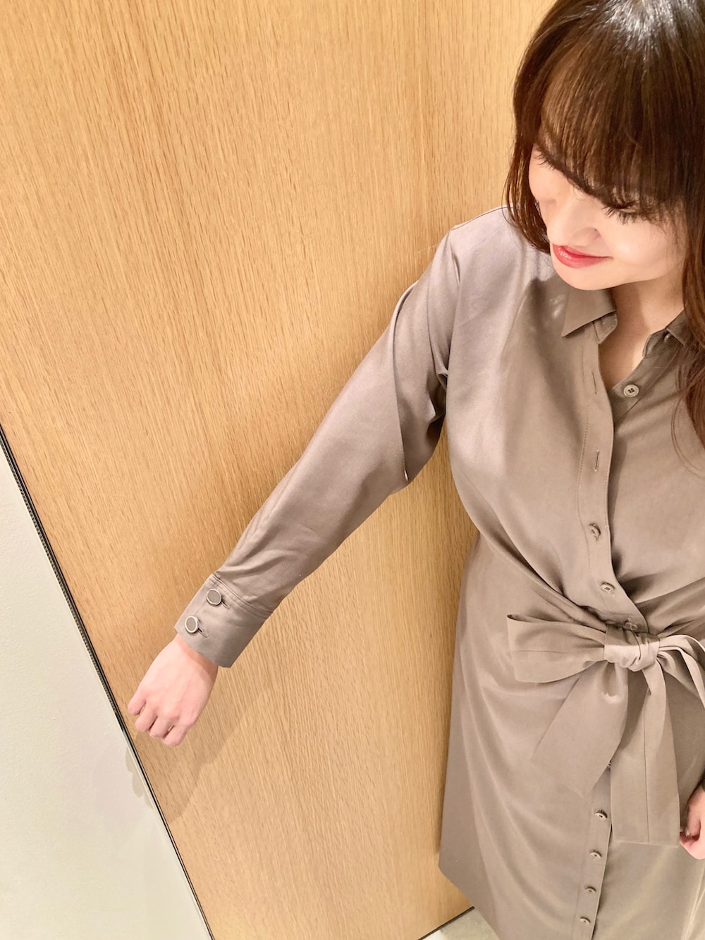 「アナイ(ANAYI)、春コーデ、オトナカジュアル、大人かわいい、大人ファッション、春服コーデ、おでかけコーデ、シンプルスタイル、楽チンコーデ、きれいめコーディネート、ワンピーススタイル、カーキ、カシュクール、低身長、オトナ女子」｜「ANAYIのテンセルツイルカシュクールワンピース（ワンピース、グリーン系）」を使った、Hasebe.tさん（レディース・154cm）の春コーディネートの7枚目の写真