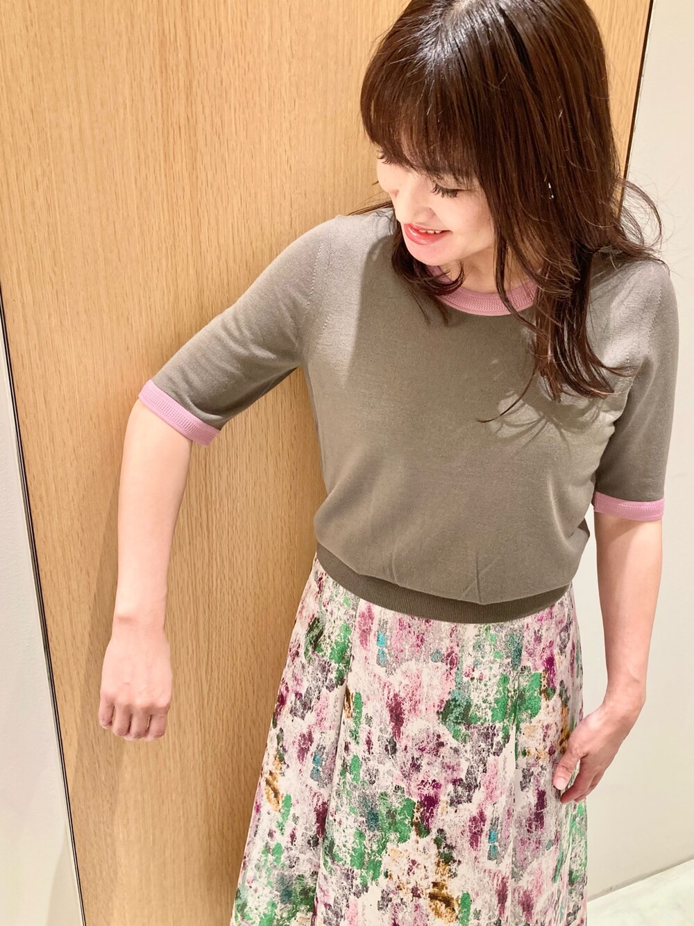 ベージュ系のカーディガン/ボレロ、ベージュ系のニット/セーター、パープル系のスカートを着用したレディースの秋コーディネートの8枚目の写真