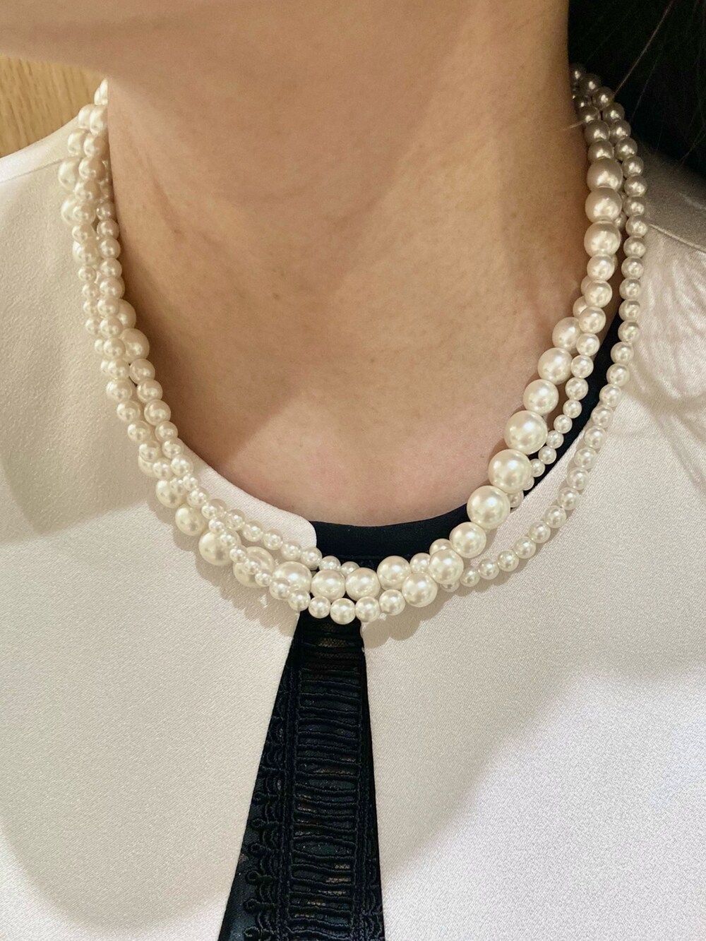 「アナイ(ANAYI)、ワンピース、ボレロ、ジャケット、レース、オケージョン、ドレス、キレイめ、結婚式、パールネックレス、大人女子、フェミニン、パーティースタイル、低身長、大人コーデ」｜「ANAYIのランダムパール3連ネックレス（ネックレス、ホワイト系）」を使った、Hasebe.tさん（レディース・154cm）の秋コーディネートの6枚目の写真