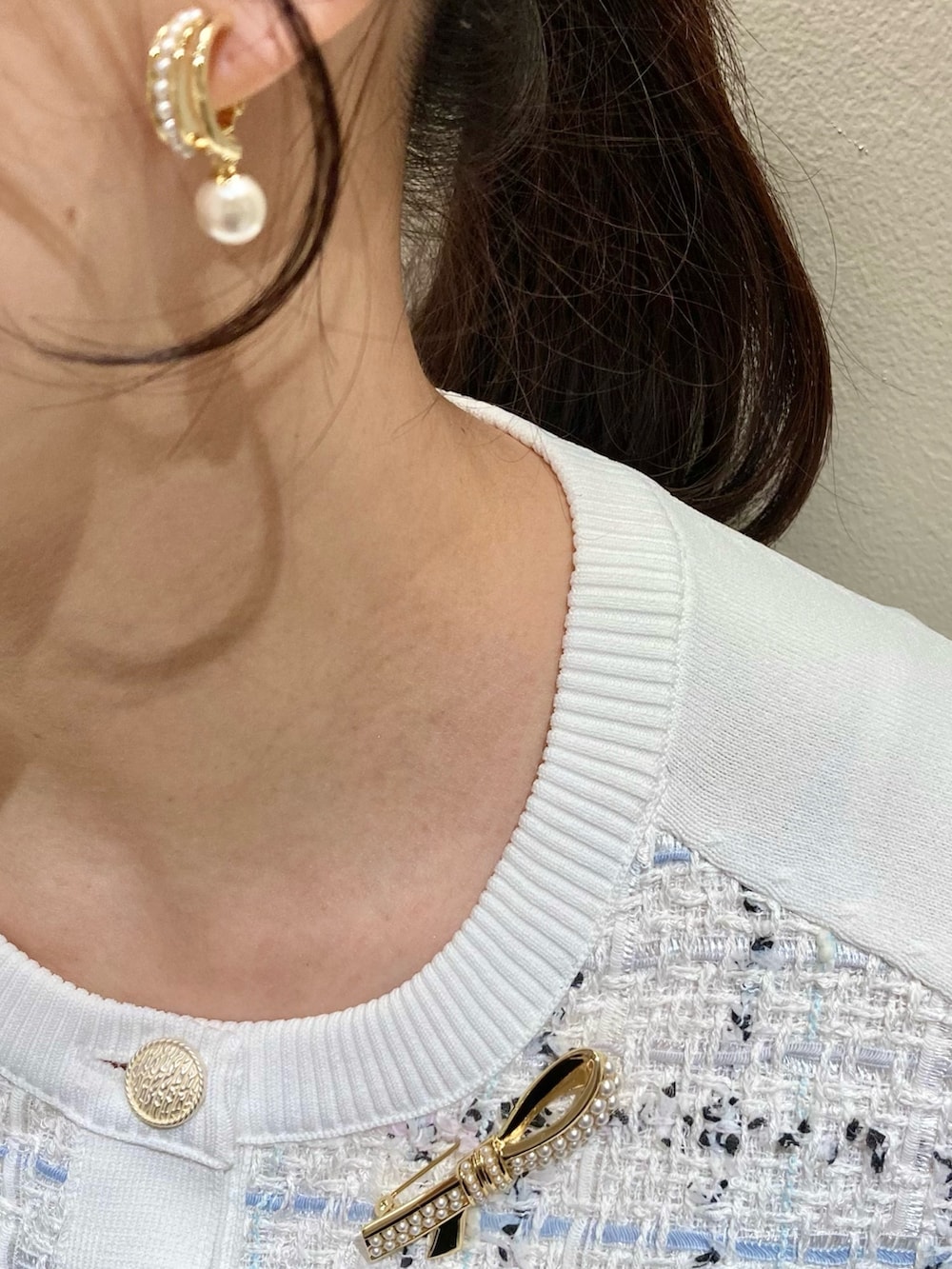 ホワイト系のカーディガン/ボレロ、ベージュ系のトートバッグ、ホワイト系のスカートを着用したレディースの冬コーディネートの5枚目の写真