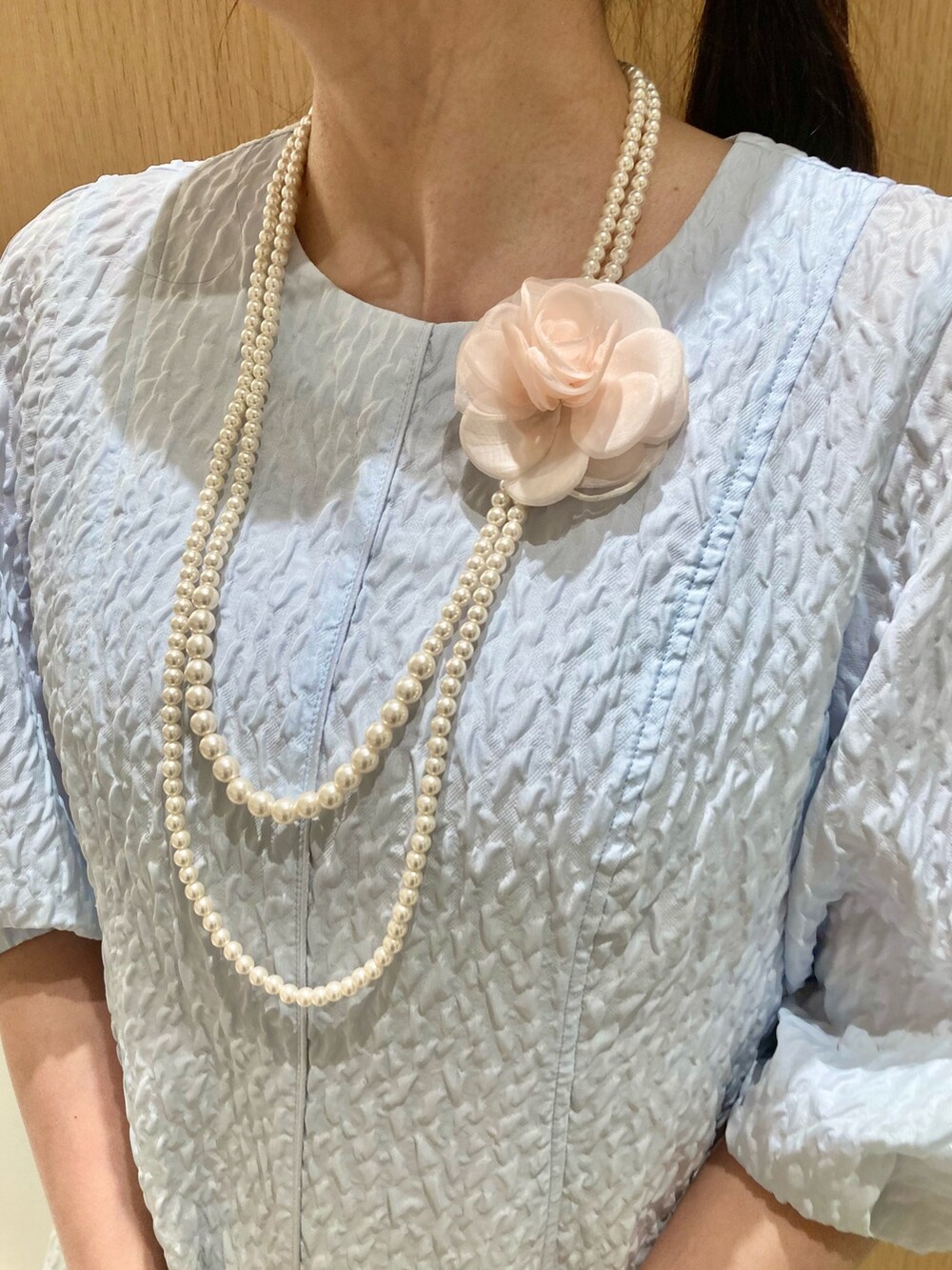 ベージュ系のトートバッグ、ブルー系のシャツ/ブラウス、ホワイト系のその他パンツを着用したレディースの冬コーディネートの3枚目の写真