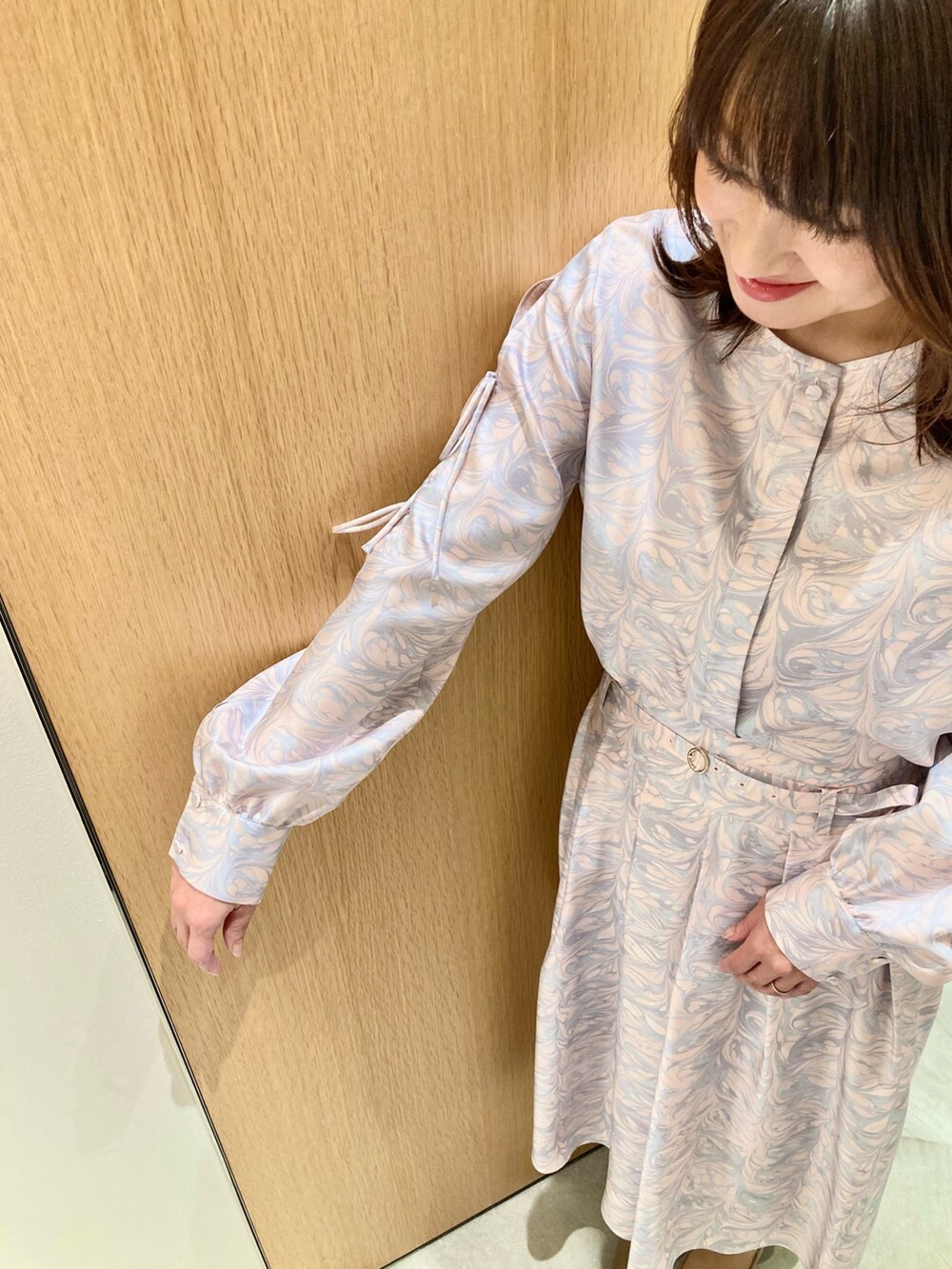 「アナイ(ANAYI)、オトナ女子、大人可愛い、大人女子、キレイめ、大人かわいい、ピンク、セットアップ、スカート、ブラウス、低身長、フェミニン、お出かけコーデ、エレガント、リボン」｜「ANAYIの【セットアップ対応商品】マーブルプリントリボンスリット ブラウス（シャツ/ブラウス、ピンク系）」を使った、Hasebe.tさん（レディース・154cm）の冬コーディネートの7枚目の写真