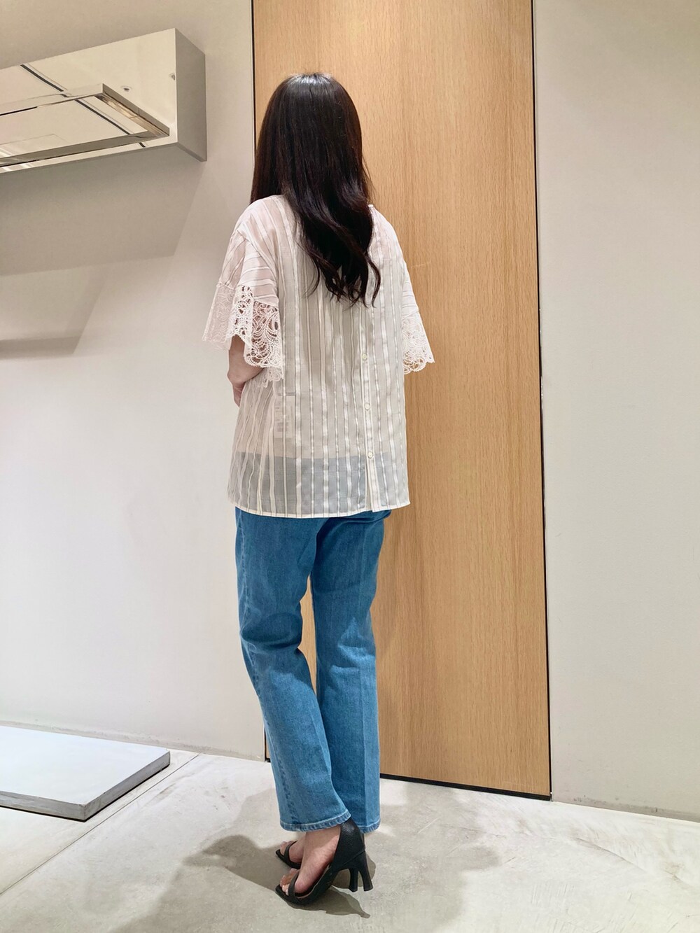 ホワイト系のシャツ/ブラウス、ブルー系のデニムパンツ、ゴールド系のイヤリングを着用したレディースの夏コーディネートの4枚目の写真