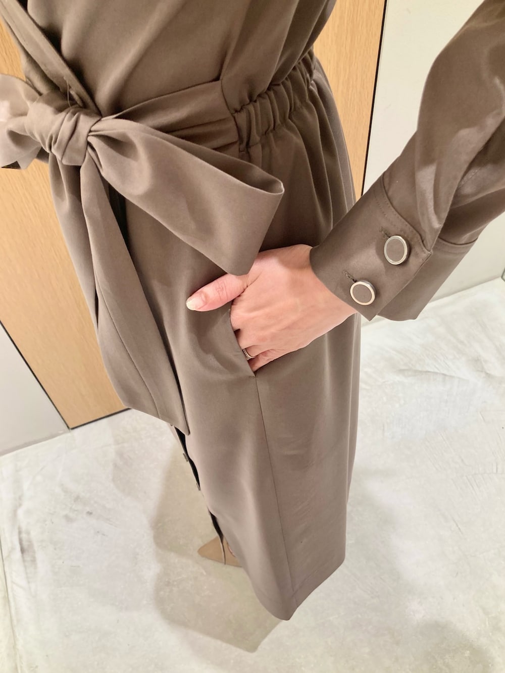 「アナイ(ANAYI)、春コーデ、オトナカジュアル、大人かわいい、大人ファッション、春服コーデ、おでかけコーデ、シンプルスタイル、楽チンコーデ、きれいめコーディネート、ワンピーススタイル、カーキ、カシュクール、低身長、オトナ女子」｜「ANAYIのテンセルツイルカシュクールワンピース（ワンピース、グリーン系）」を使った、Hasebe.tさん（レディース・154cm）の春コーディネートの8枚目の写真