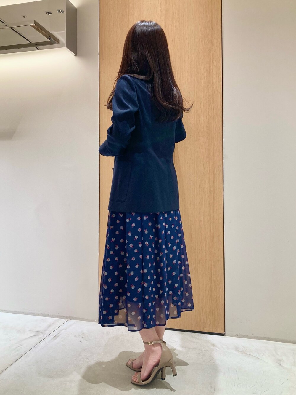 「アナイ(ANAYI)、お出かけコーデ、きれいめカジュアル、春夏コーデ、春服、大人女子、低身長コーデ、マリンコーデ、ジャケット、ワンピース、ネイビー、大人可愛い、大人カジュアル、フェミニン、バッグ」｜「ANAYIのリーフモチーフイヤリング（イヤリング、ゴールド系）」を使った、Hasebe.tさん（レディース・154cm）の春コーディネートの3枚目の写真