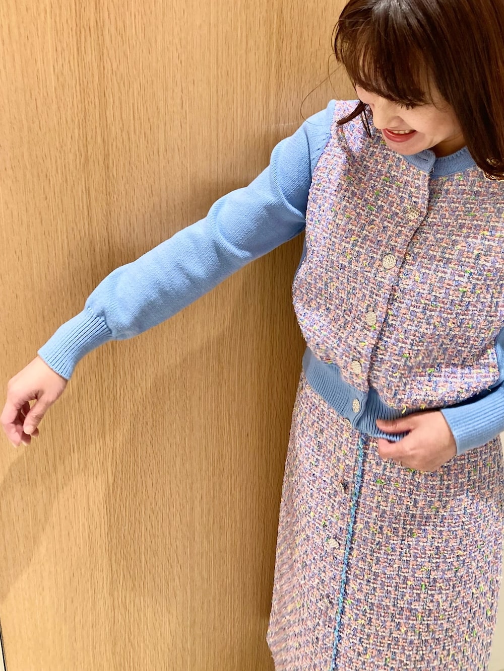 ブルー系のカーディガン/ボレロ、ブルー系のスカート、ゴールド系のイヤリングを着用したレディースの春コーディネートの6枚目の写真