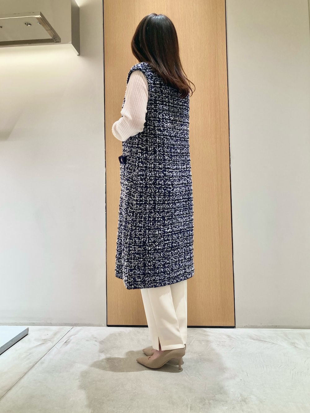 ブルー系のワンピース、ホワイト系のニット/セーター、ホワイト系のその他パンツを着用したレディースの秋コーディネートの4枚目の写真