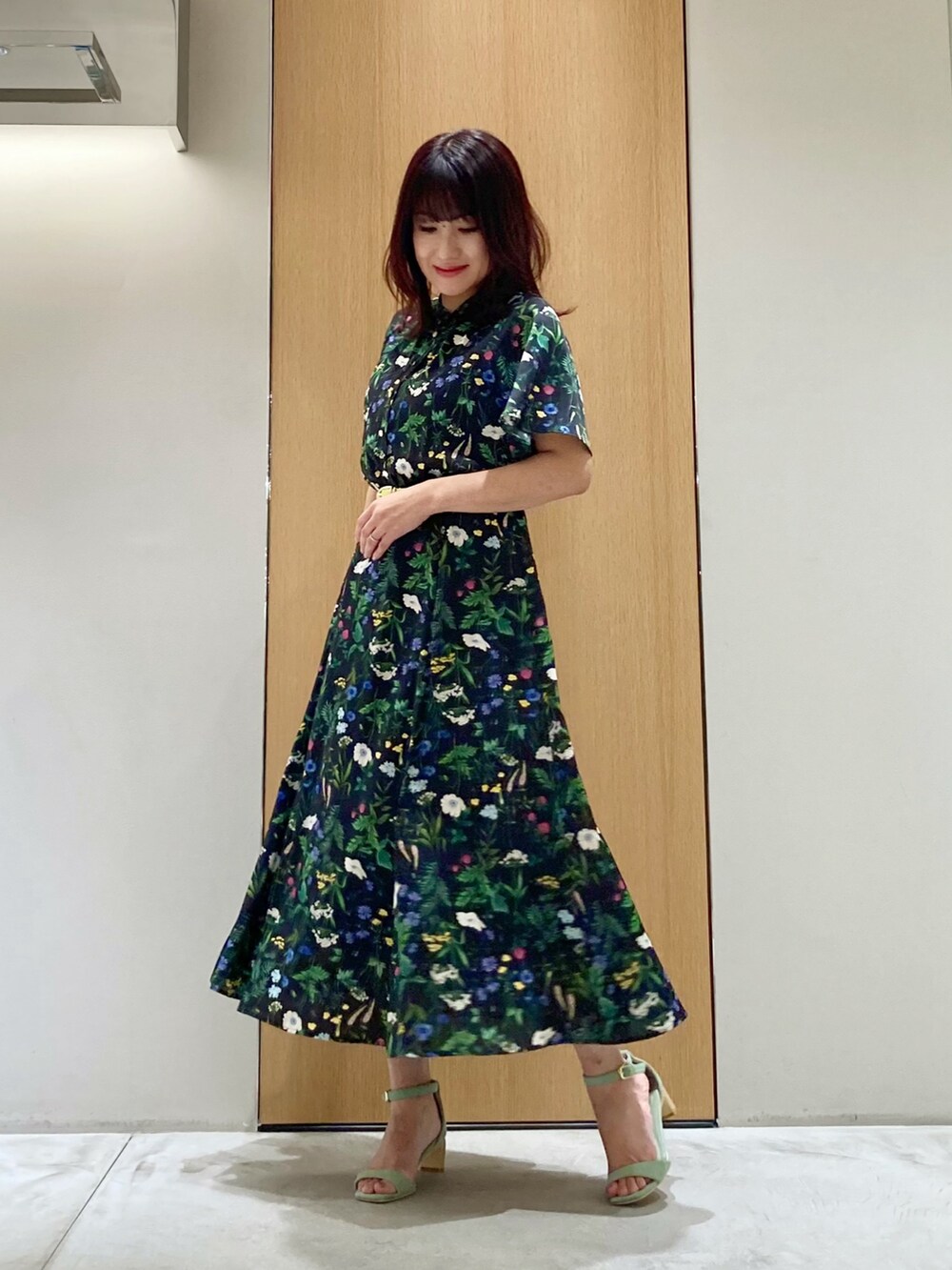 「アナイ(ANAYI)、春、おでかけコーデ、キレイめカジュアル、オトナカジュアル、ネイビー、ベルト、ワンピース、ワンピーススタイル、オトナ女子、オトナカワイイ」｜「ANAYIのボタニカルプリントフレアスリーブ ワンピース（ワンピース、ブルー系）」を使った、Hasebe.tさん（レディース・154cm）の春コーディネートの2枚目の写真