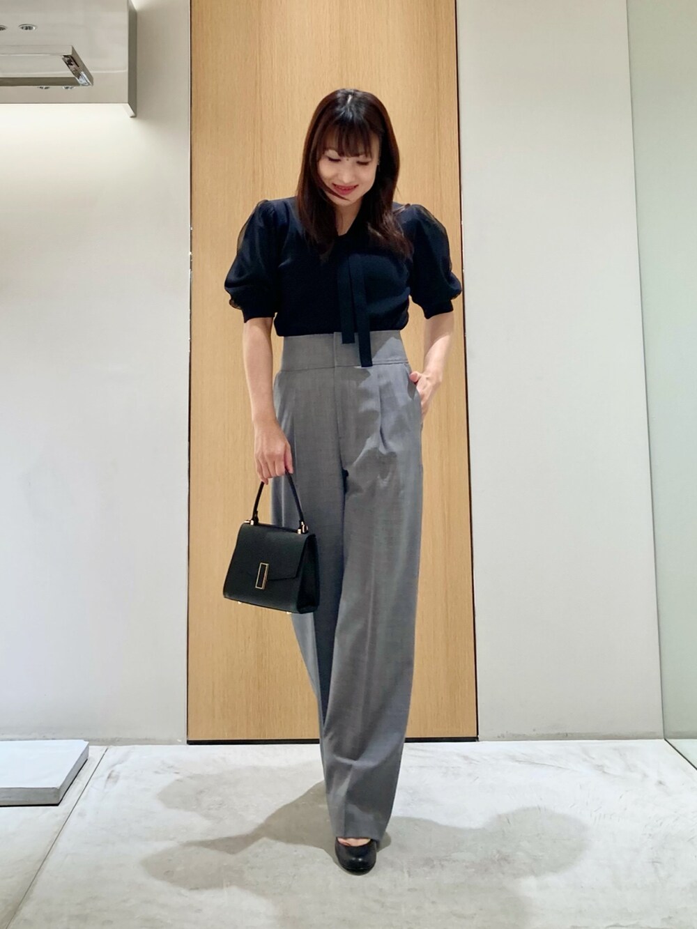 「アナイ(ANAYI)、プルオーバー、パンツスタイル、ワイドパンツ、ブラック、グレー、チュール、イヤリング、オトナ女子、大人かわいい、キレイめ、低身長、バッグ、オフィスカジュアル、ボウタイ」｜「ANAYIのパールモチーフイヤリング（イヤリング、ホワイト系）」を使った、Hasebe.tさん（レディース・154cm）の夏コーディネートの2枚目の写真