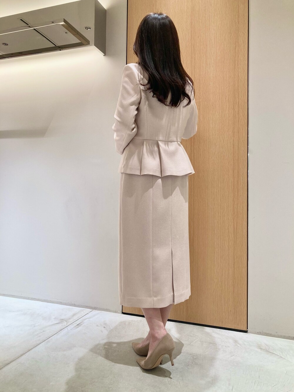「アナイ(ANAYI)、ジャケット、スカート、ベージュ、ブラウス、ピンク、セットアップ、オケージョン、オトナ女子、オトナカワイイ、パール、低身長、刺繍、きちんとスタイル、淡色コーデ」｜「ANAYIの淡水バロックパールフープイヤリング（イヤリング、ホワイト系）」を使った、Hasebe.tさん（レディース・154cm）の夏コーディネートの3枚目の写真