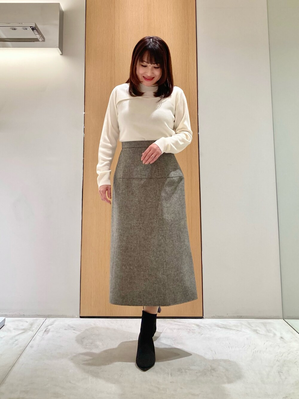 「アナイ(ANAYI)、冬コーデ、秋冬コーデ、お出かけコーデ、大人かわいい、あったかコーデ、大人可愛い、キレイめコーデ、グレー、オトナ女子、冬、白ニット、スカート、ブラック、コート」｜「ANAYIのウールボンディングピーコート（ピーコート、ブラック系）」を使った、Hasebe.tさん（レディース・154cm）の冬コーディネートの5枚目の写真
