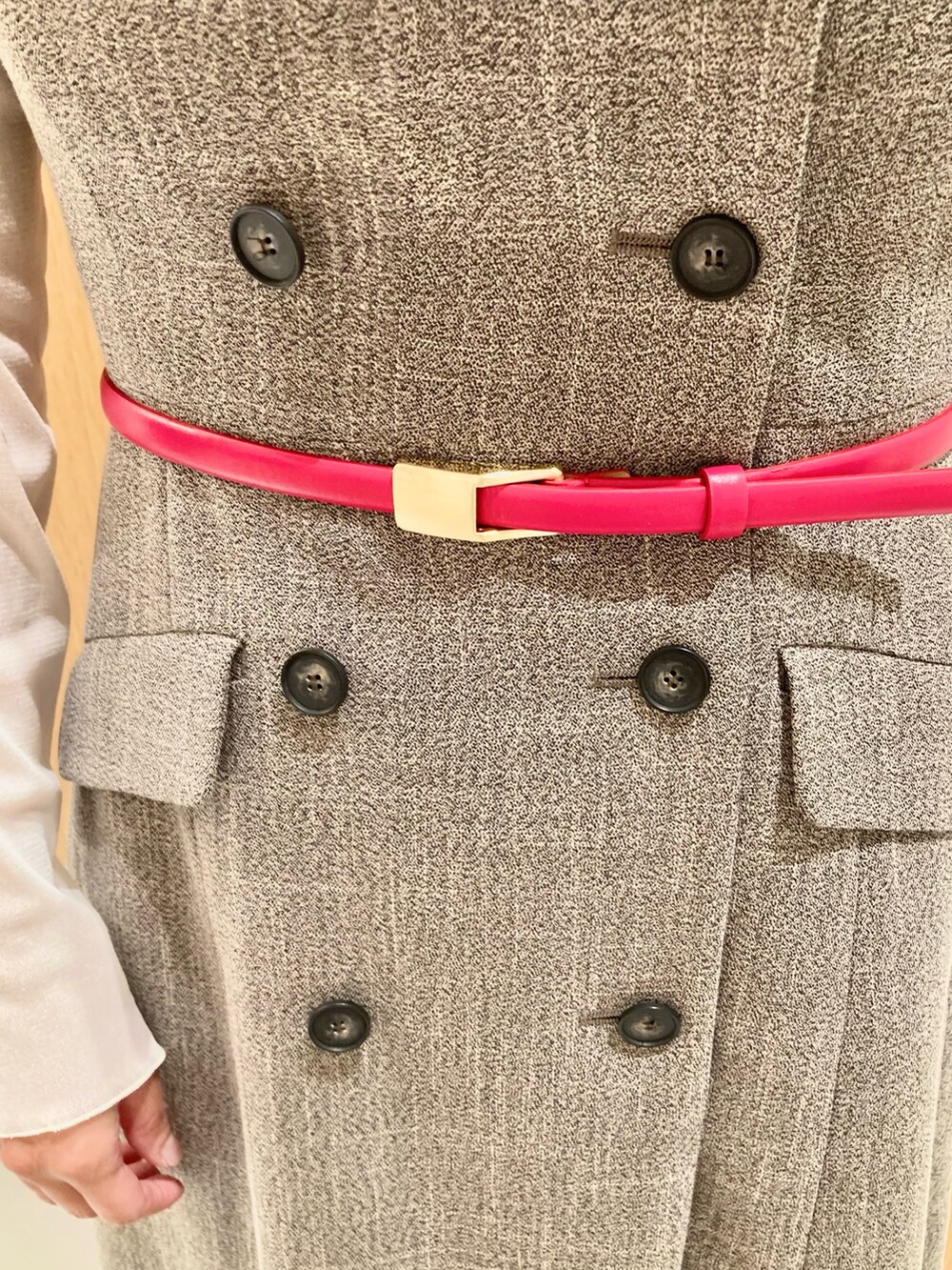 ベージュ系のワンピース、ホワイト系のTシャツ/カットソー、レッド系のベルトを着用したレディースの秋コーディネートの7枚目の写真