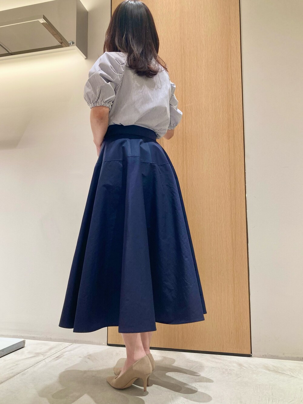 「アナイ(ANAYI)、シャツスタイル、春、おでかけコーデ、キレイめカジュアル、カジュアルコーデ、レディースファッション、オトナカジュアル、シャツ/ブラウス、ネイビー、ストライプ、スカート、低身長、オトナ女子、オトナカワイイ」｜「ANAYIのレクタングルガラス３連イヤリング（イヤリング、ホワイト系）」を使った、Hasebe.tさん（レディース・154cm）の春コーディネートの7枚目の写真