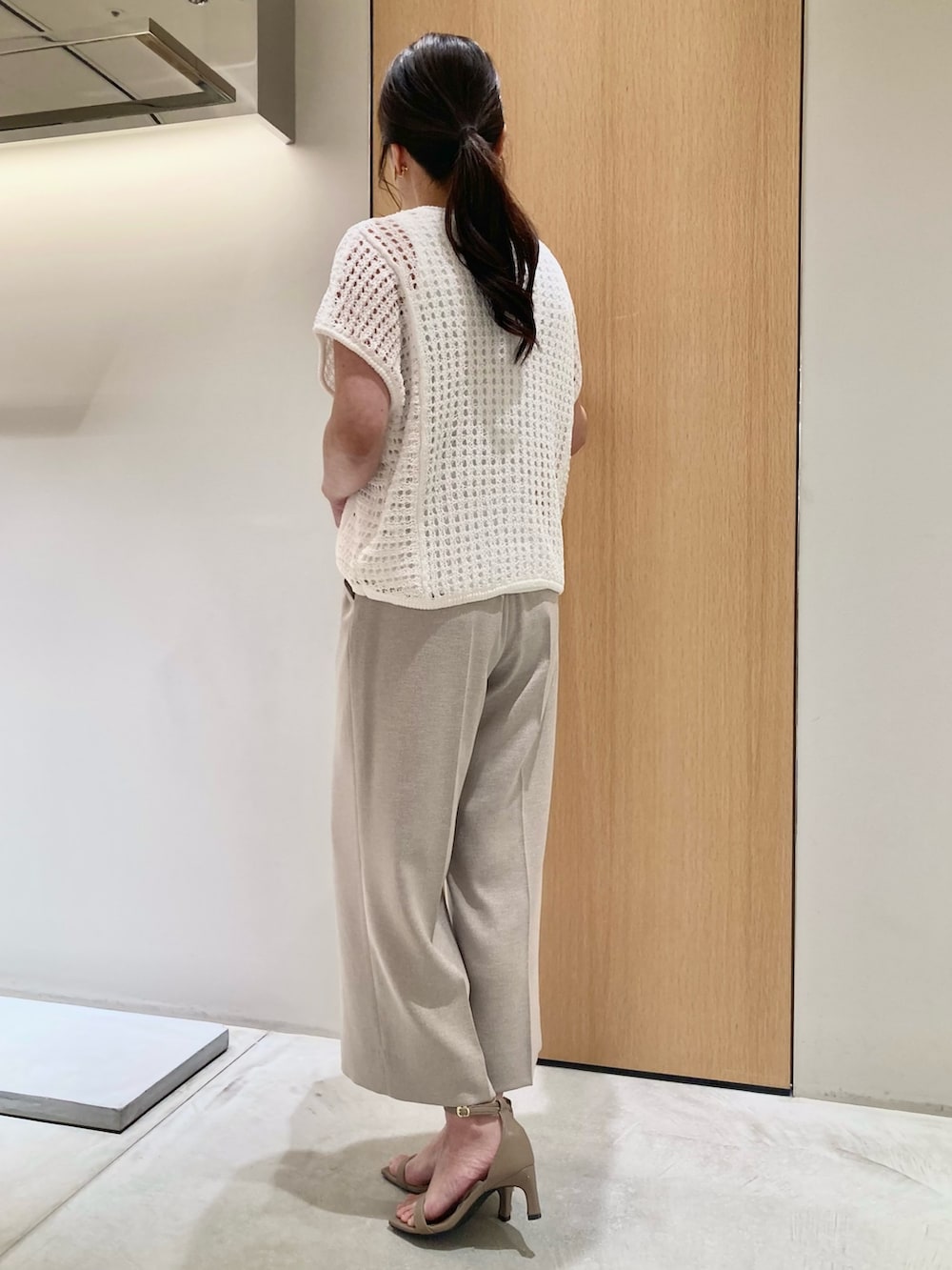 ホワイト系のニット/セーター、ホワイト系のタンクトップ、ベージュ系のその他パンツを着用したレディースの夏コーディネートの4枚目の写真