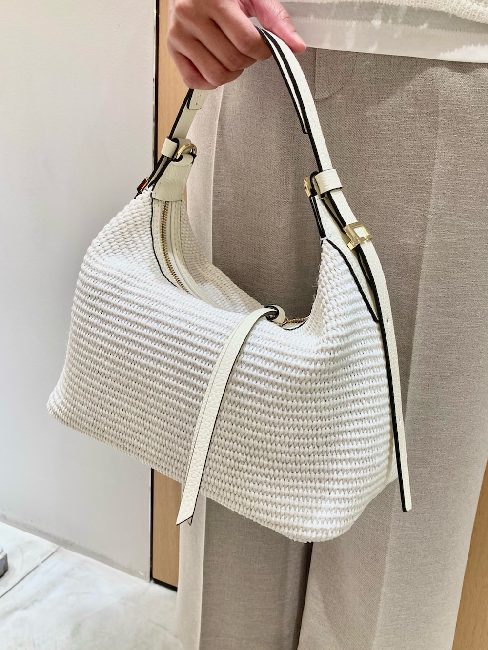 ホワイト系のニット/セーター、ホワイト系のタンクトップ、ベージュ系のその他パンツを着用したレディースの夏コーディネートの10枚目の写真