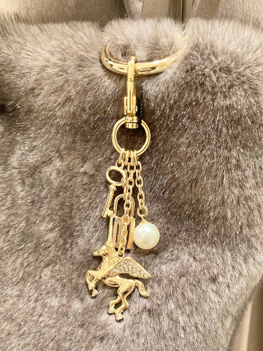 ベージュ系のその他アウター、ホワイト系のニット/セーター、ブラウン系のスカートを着用したレディースの秋コーディネートの8枚目の写真