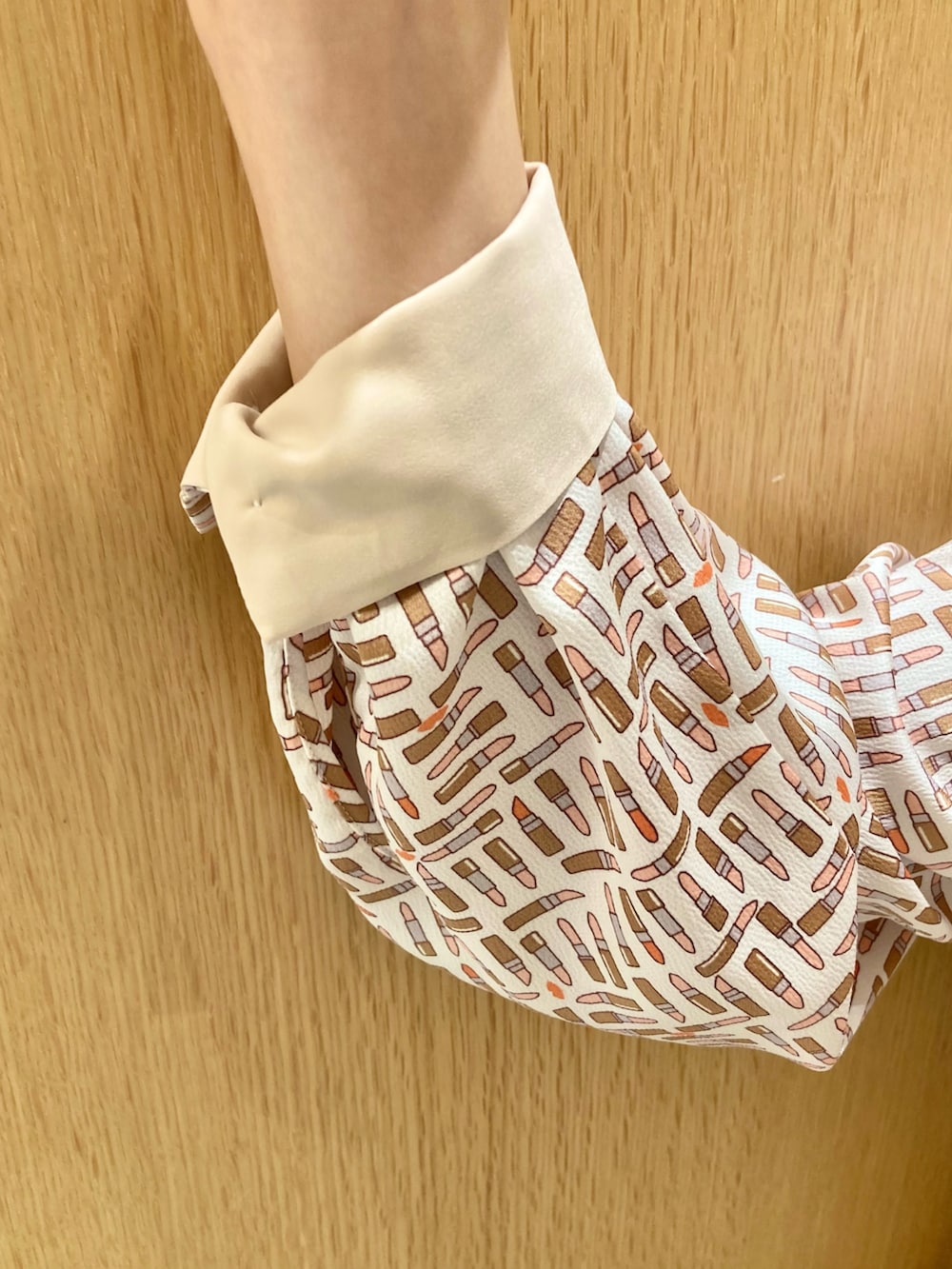 ベージュ系のその他アウター、ベージュ系のワンピース、ホワイト系のベルトを着用したレディースの秋コーディネートの6枚目の写真