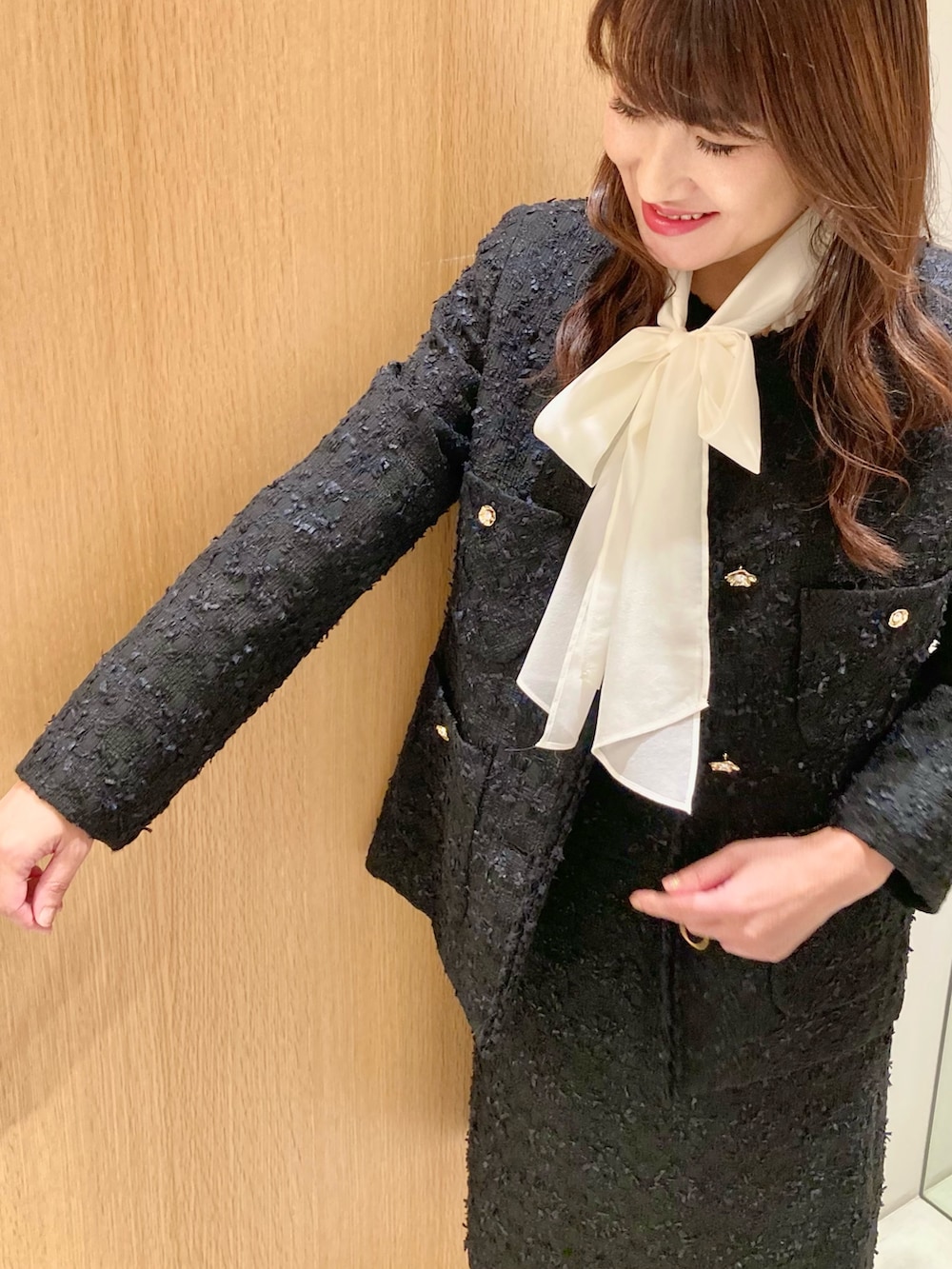 「アナイ(ANAYI)、秋コーデ、セットアップ、シアートップス、オトナ女子、スカート、大人コーデ、低身長女子、ジャケット、ブラック、ブラウス、オケージョン、パーティースタイル、フェミニン、大人かわいい」｜「ANAYIのオーガンジーラグランタイ ブラウス（シャツ/ブラウス、ホワイト系）」を使った、Hasebe.tさん（レディース・154cm）の秋コーディネートの6枚目の写真