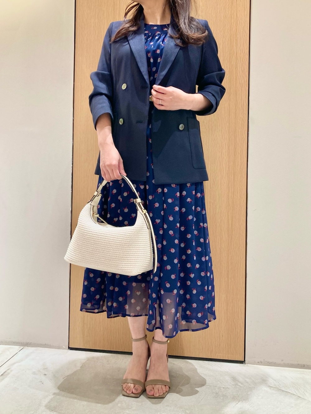 「アナイ(ANAYI)、お出かけコーデ、きれいめカジュアル、春夏コーデ、春服、大人女子、低身長コーデ、マリンコーデ、ジャケット、ワンピース、ネイビー、大人可愛い、大人カジュアル、フェミニン、バッグ」｜「ANAYIのリーフモチーフイヤリング（イヤリング、ゴールド系）」を使った、Hasebe.tさん（レディース・154cm）の春コーディネートの4枚目の写真